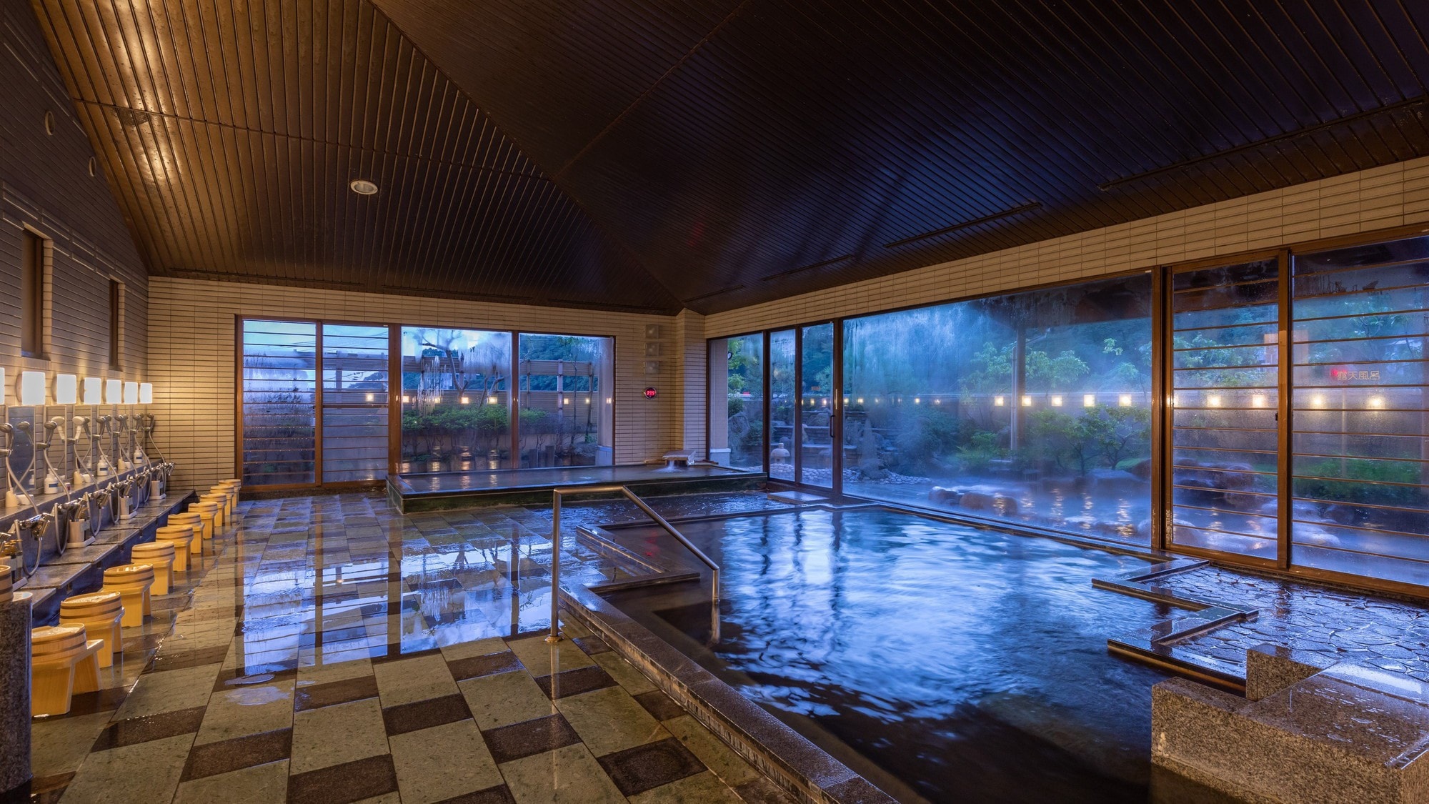 [Large communal bath (male)] Men's indoor bath has two bathtubs, a sauna, and a cold bath ♪