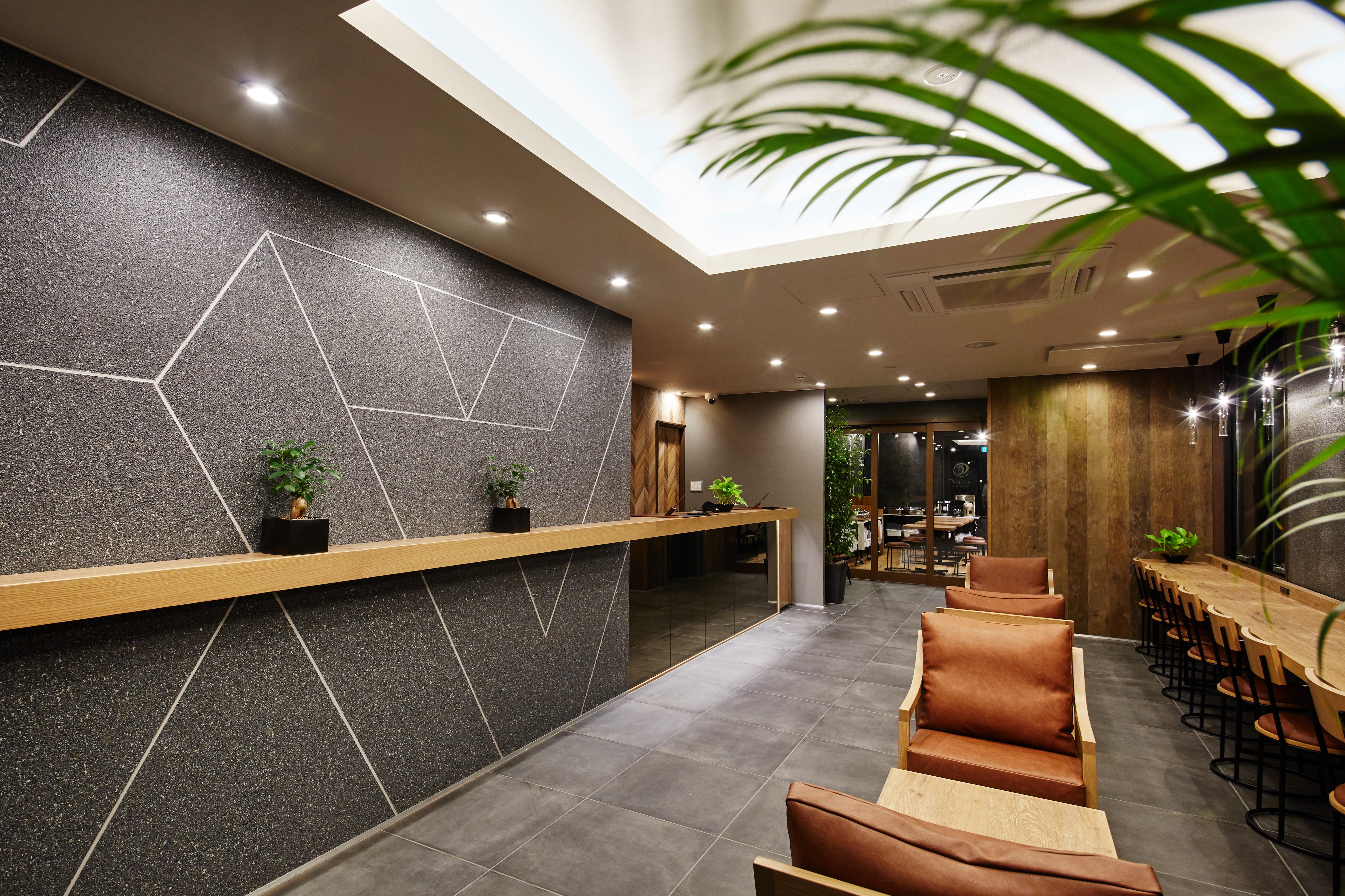 A relaxing lobby with the warmth of wood