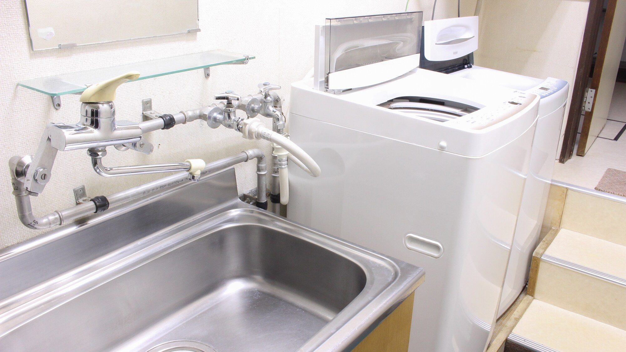 * [Laundry] There is a laundry room that you can use for free. (Hot water available) Please bring your own detergent.