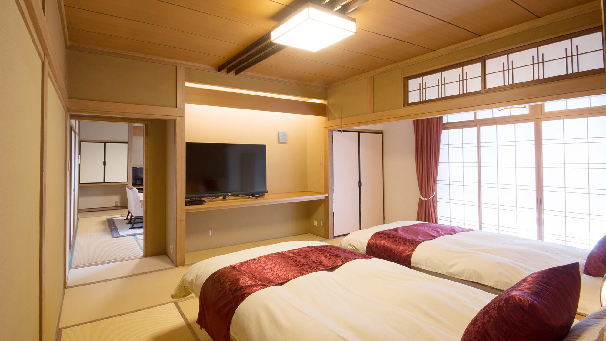 Terdapat TV di setiap kamar ala Jepang dan ala Barat (ruangan khusus Rindo)