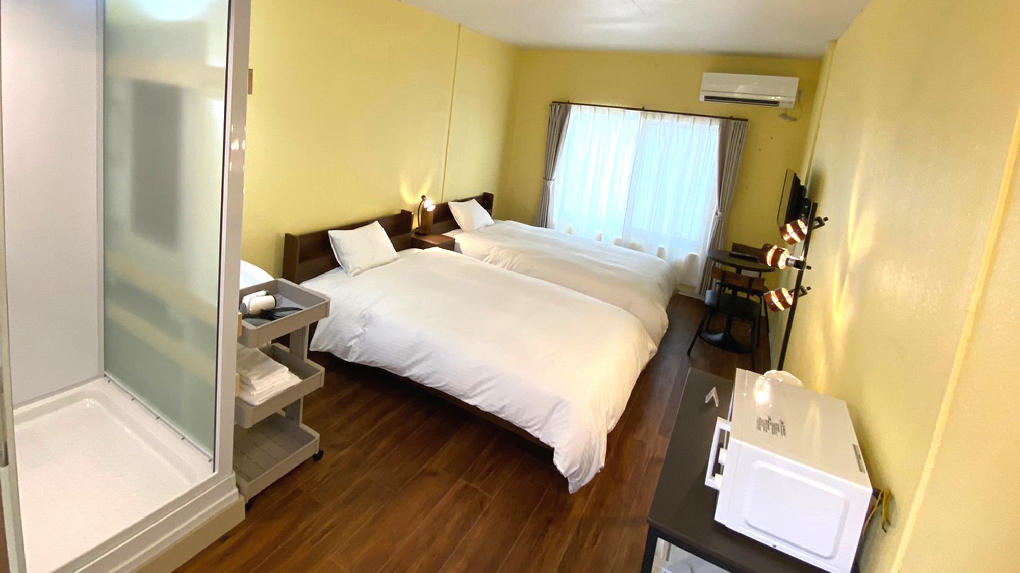 Equipped with TV, microwave, kettle, shower room, bathroom, and toilet