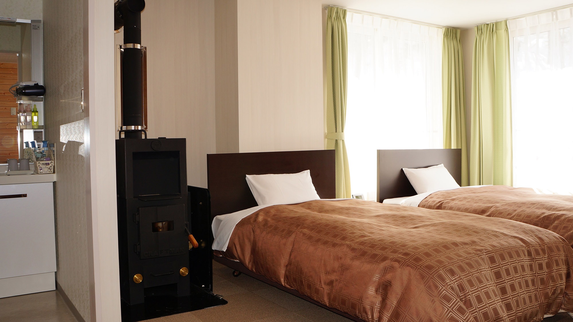 ・[Guest room (202)] Equipped with two 120cm wide beds, this room can accommodate up to two people.