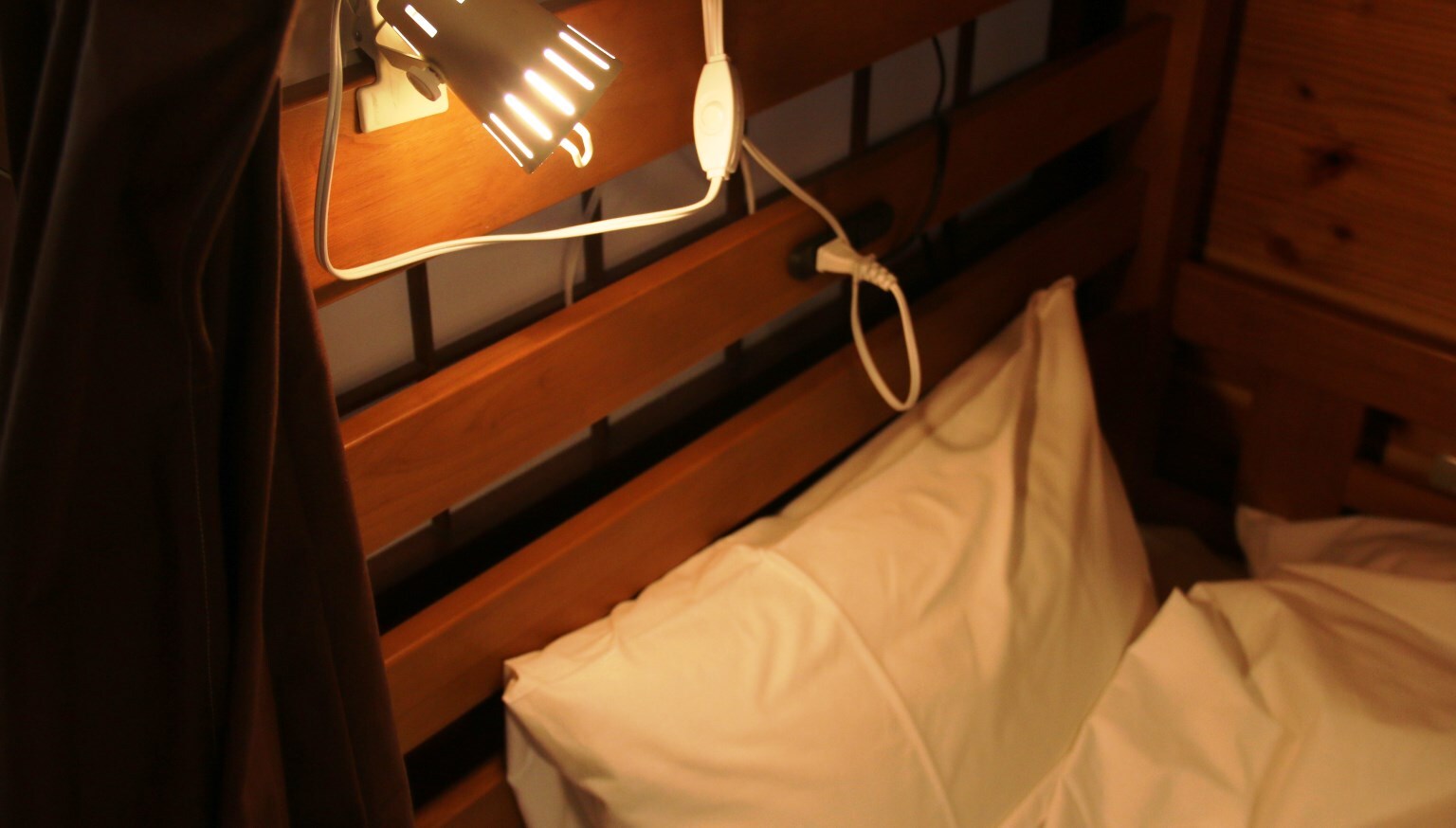 Setiap tempat tidur memiliki stopkontak listrik dan lampu baca.