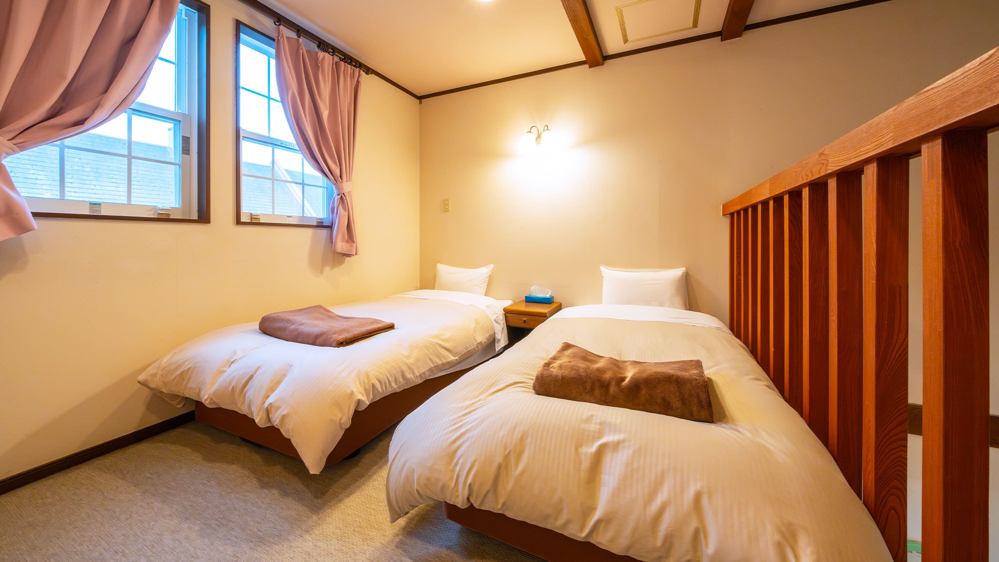 [Maisonette Japanese-Western room / Guest room with open-air garden bath] A bedroom on the second floor equipped with two single beds.