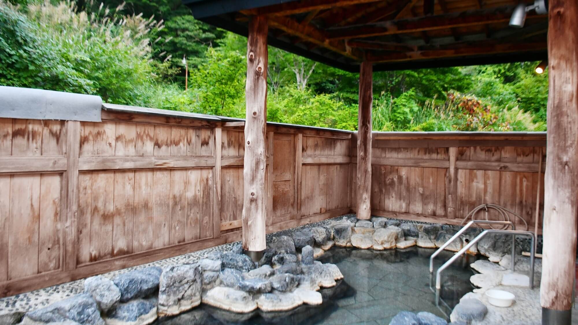 [2nd floor baking soda spring/open-air bath] The open-air bath, equipped with a gazebo, has a rustic atmosphere in the midst of nature.