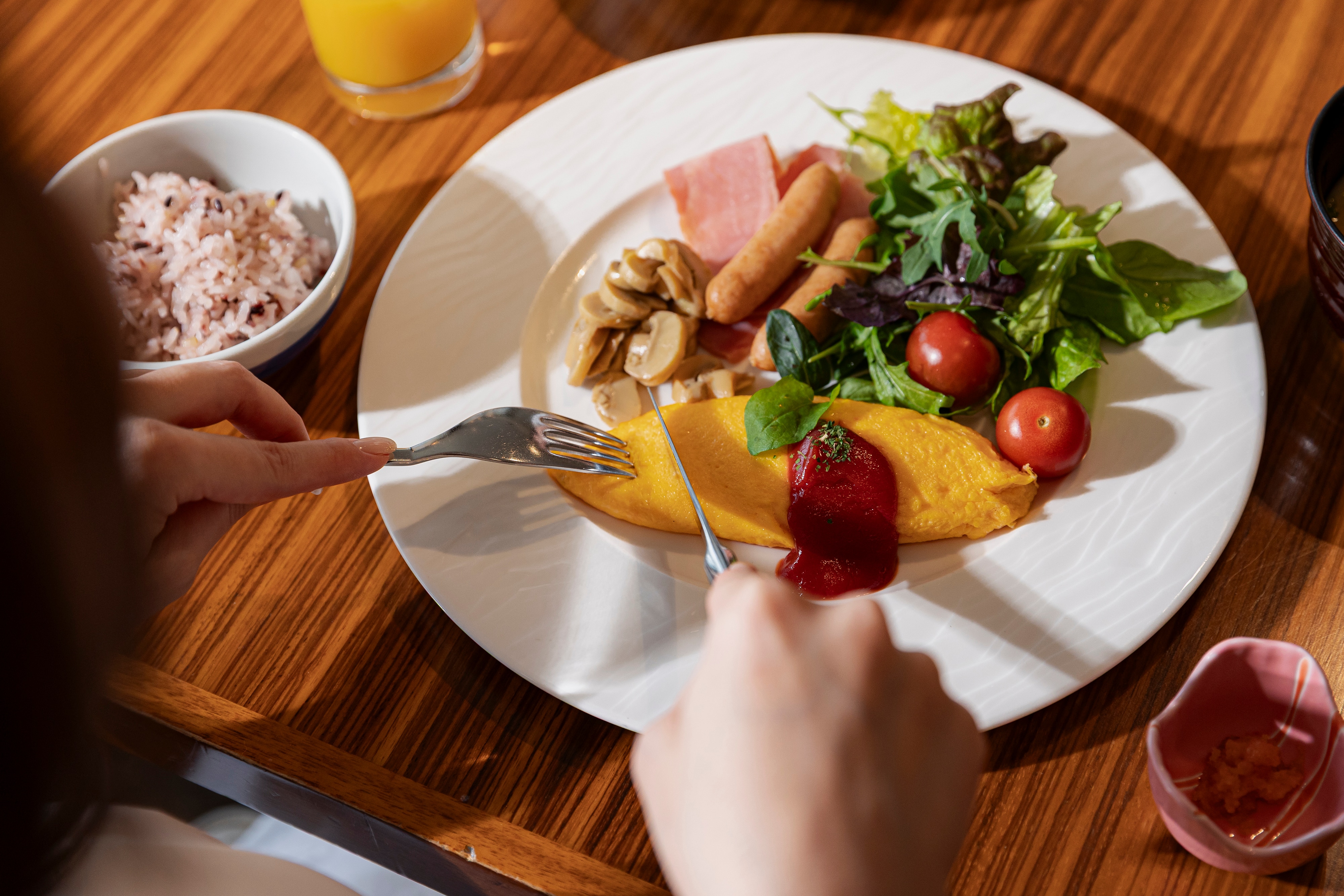【早餐】廚師現場製作的蛋捲和豐富的沙拉吧很受歡迎。