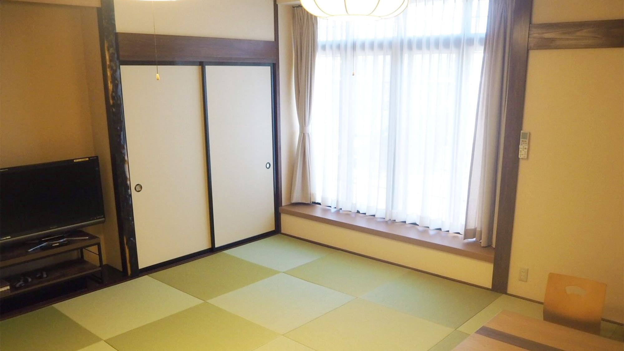 ・ Japanese-style room with 6 tatami mats