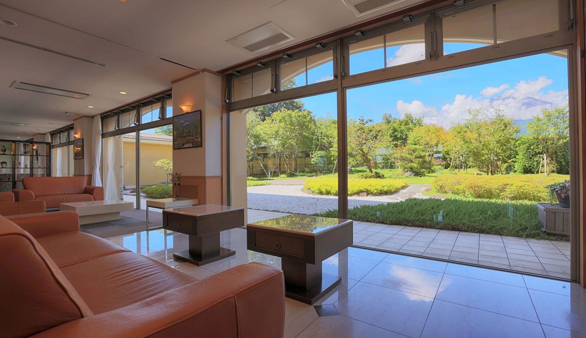 [Japanese garden] An elegant appearance with a Japanese garden overlooking Mt. Fuji.