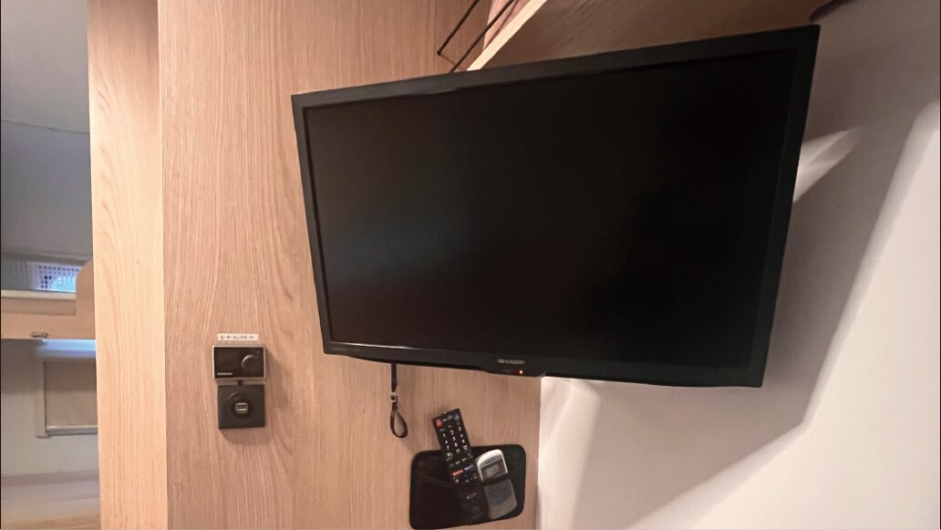 房間裡還配有一台電視。