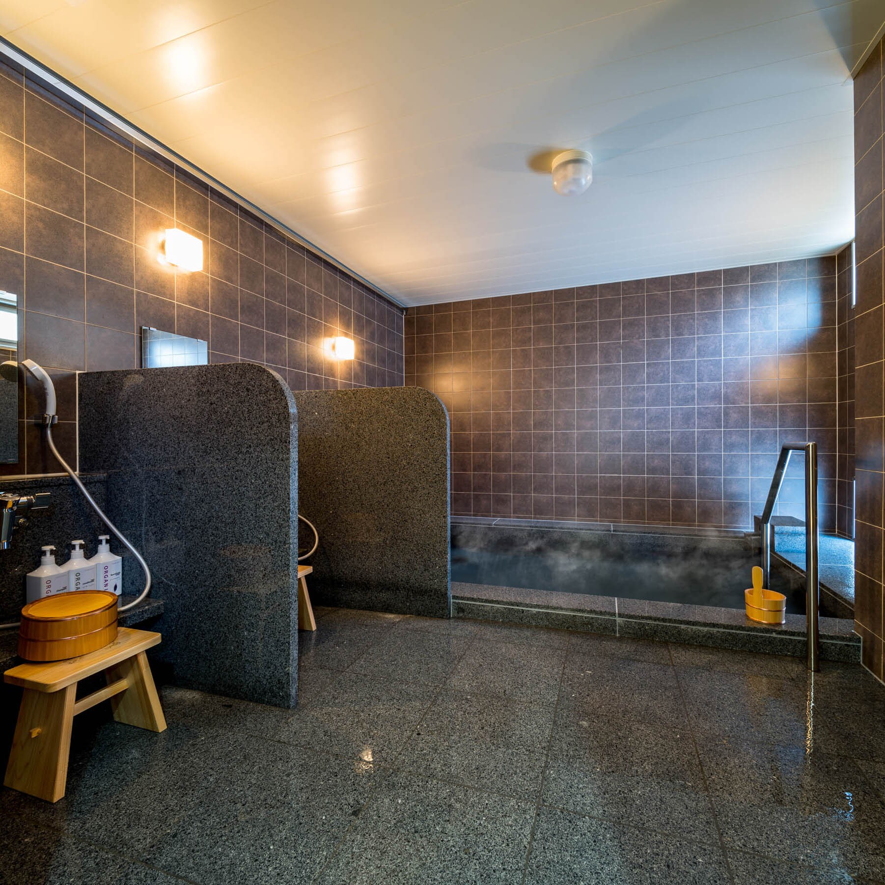 ◆Separate natural hot springs for men and women: Lake Shinji Chidori no Yu◆