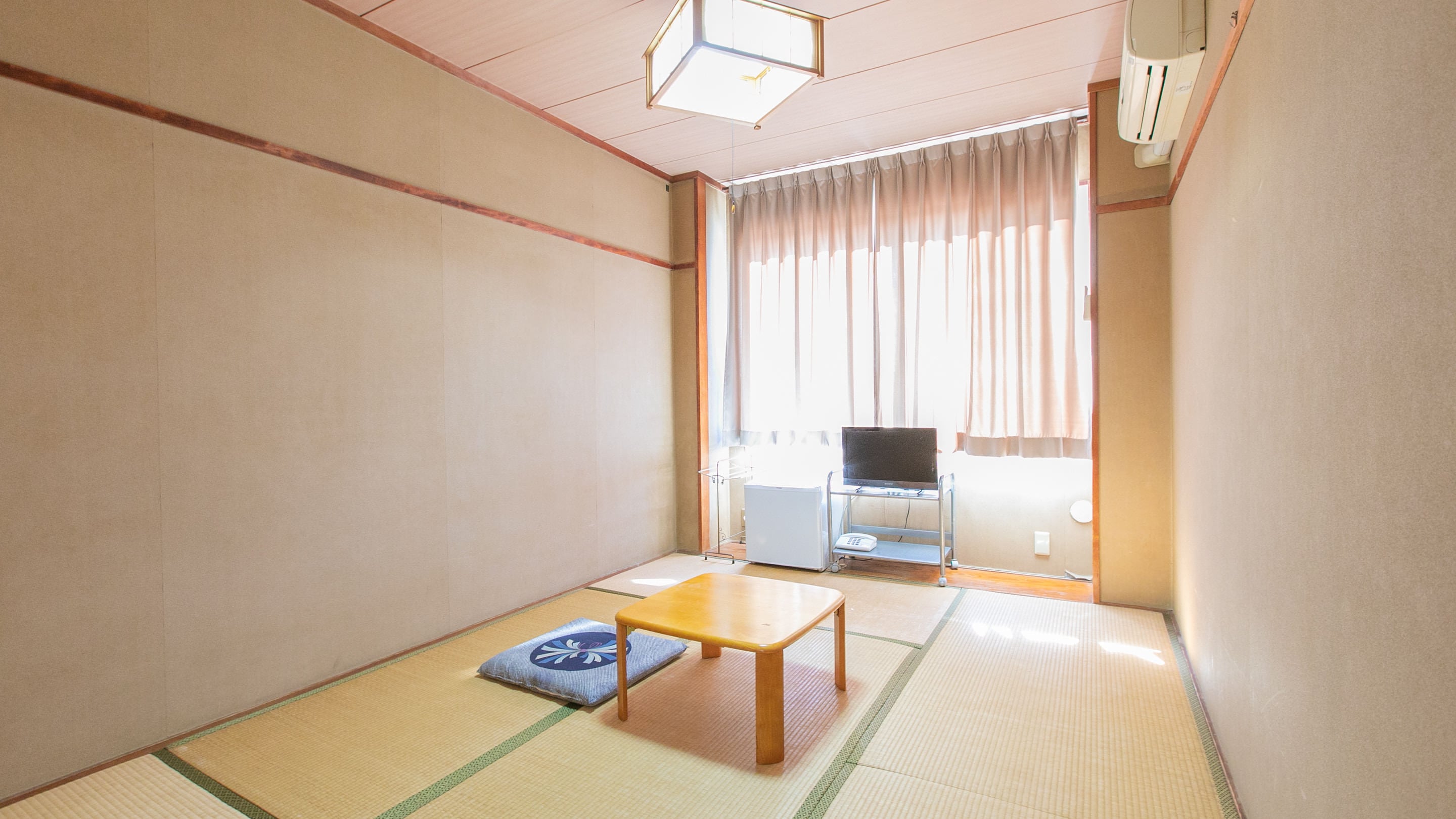 [Non-smoking] Japanese-style room for 1-2 people (shared bathroom and toilet)