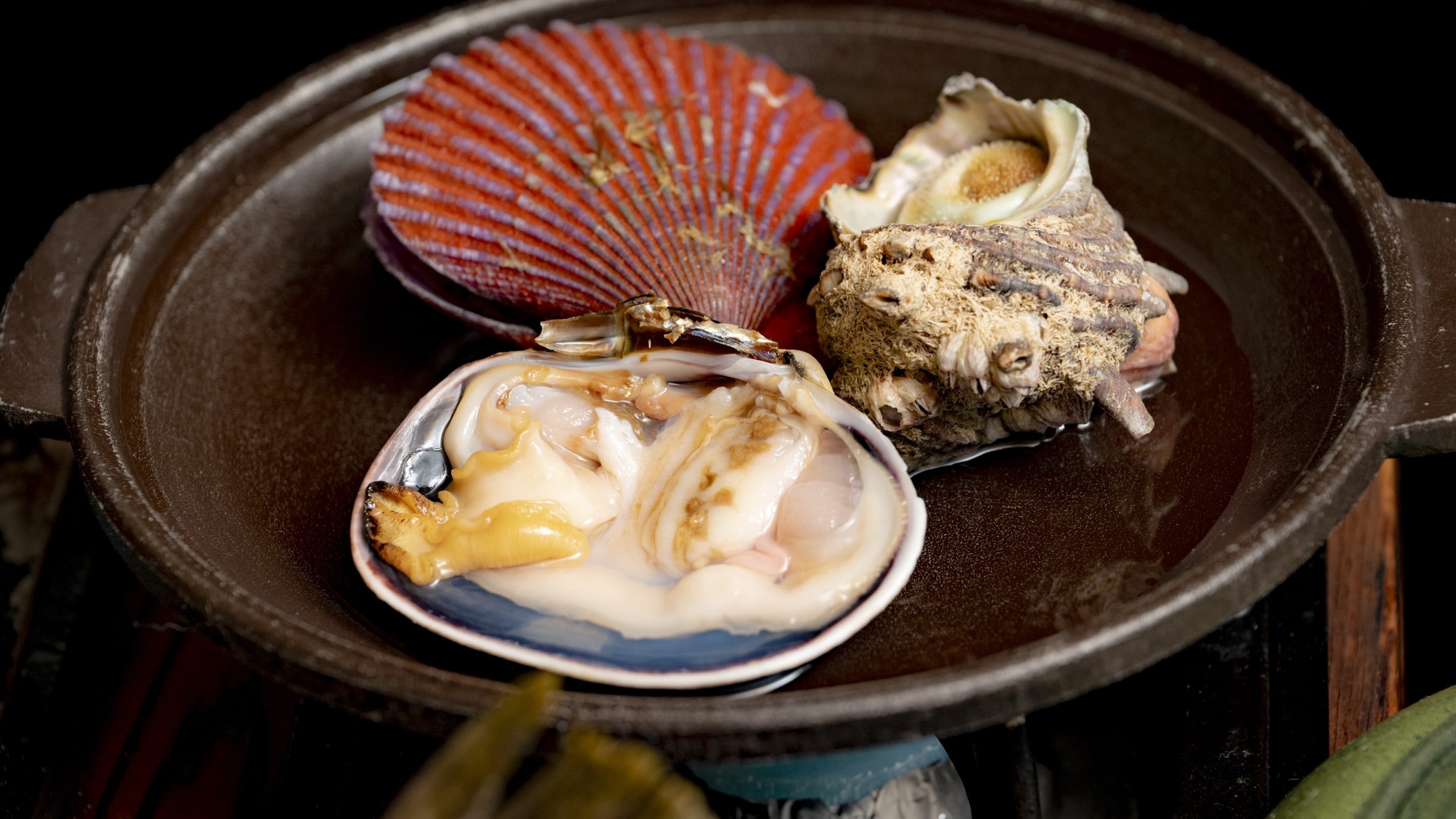 寶船料理的一例“盛有龍蝦、鮑魚、比目魚整條刺身等的豪華船形拼盤”