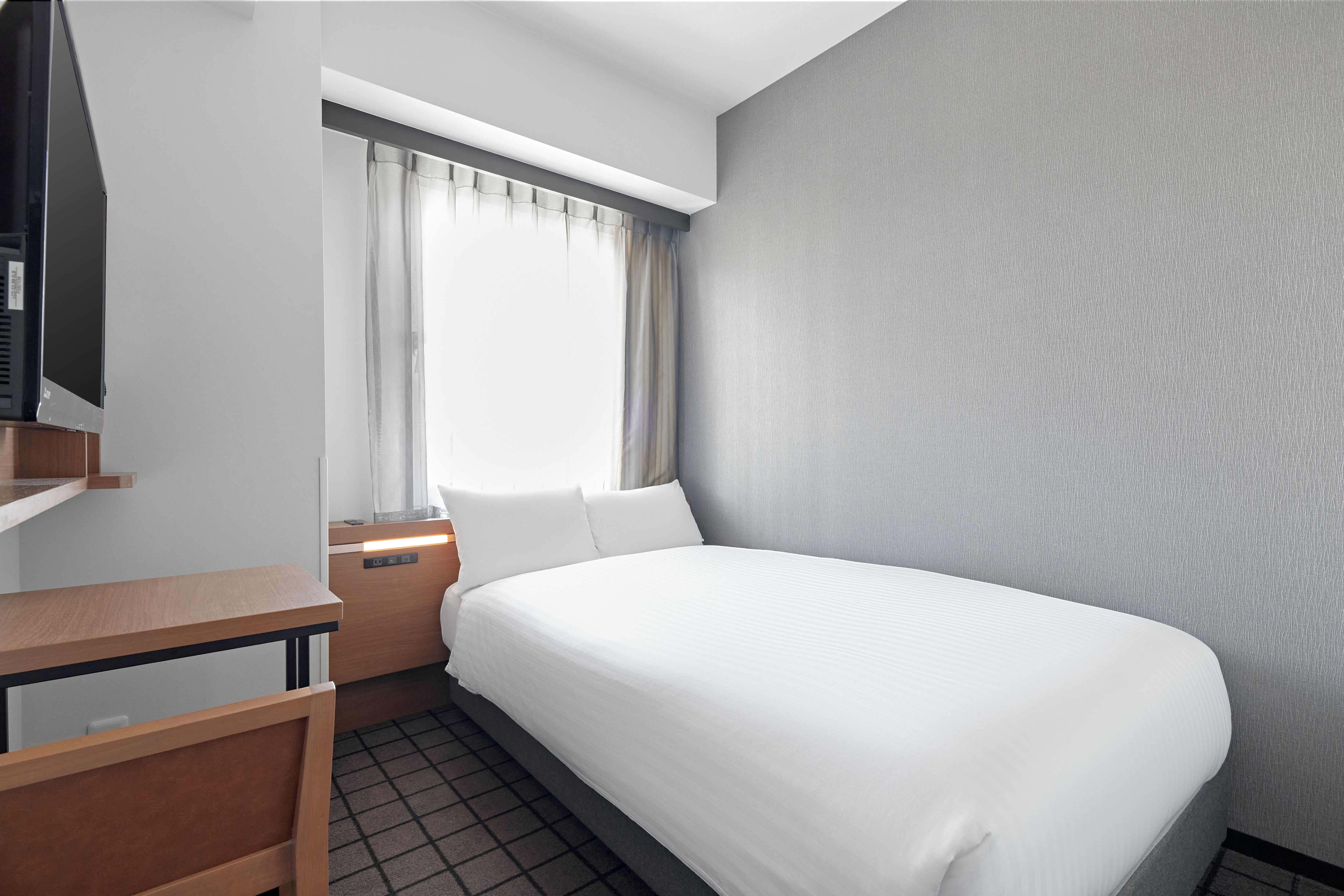 ・【シングル】シモンズ社製セミダブルベッド(幅120cm)を設置。1名様でも広々とご利用いただけます