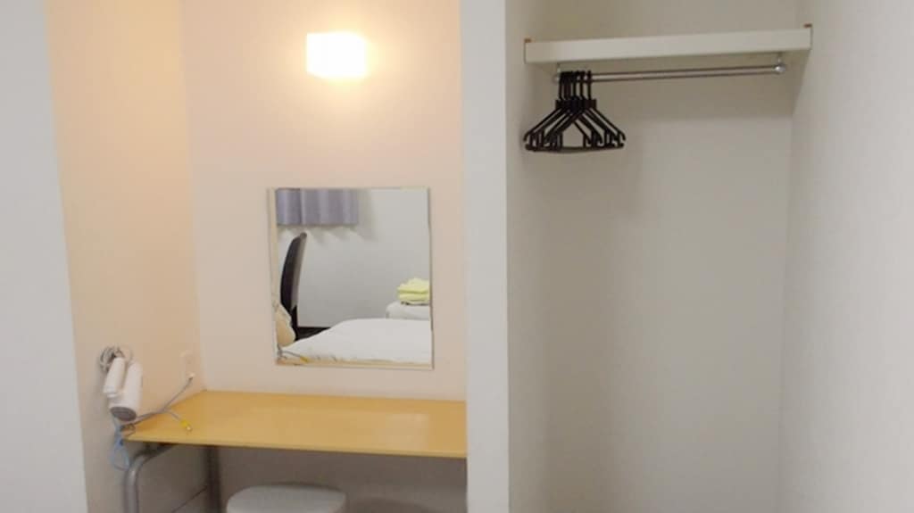 Twin room: Closet