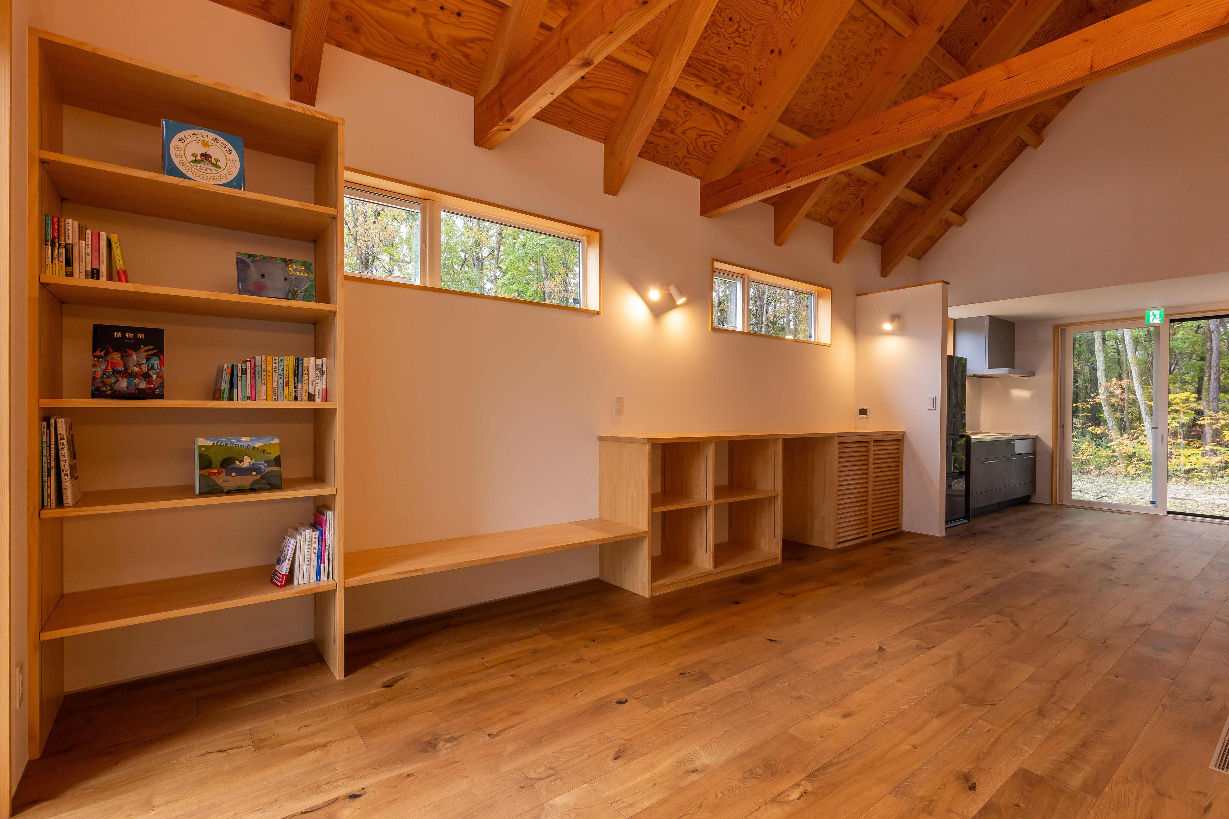 [1st floor dining area] Find your favorite book from the bookshelves categorized by genre.