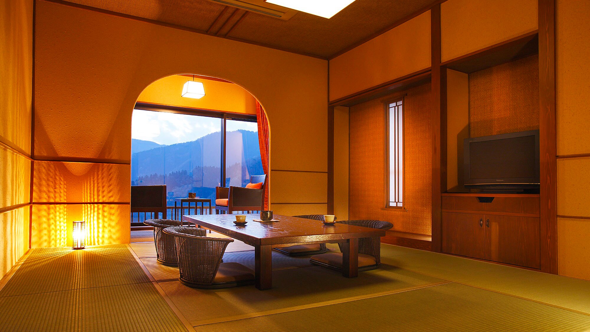 ・ <Red branch> A comfortable 10-mat Japanese-style room with a wide rim overlooking Lake Shinryu
