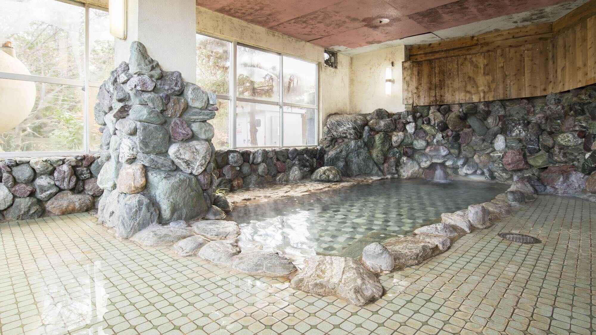 * [Hot spring (large bath, men)] This is a large rock bath that uses an abundance of Sanba stones.