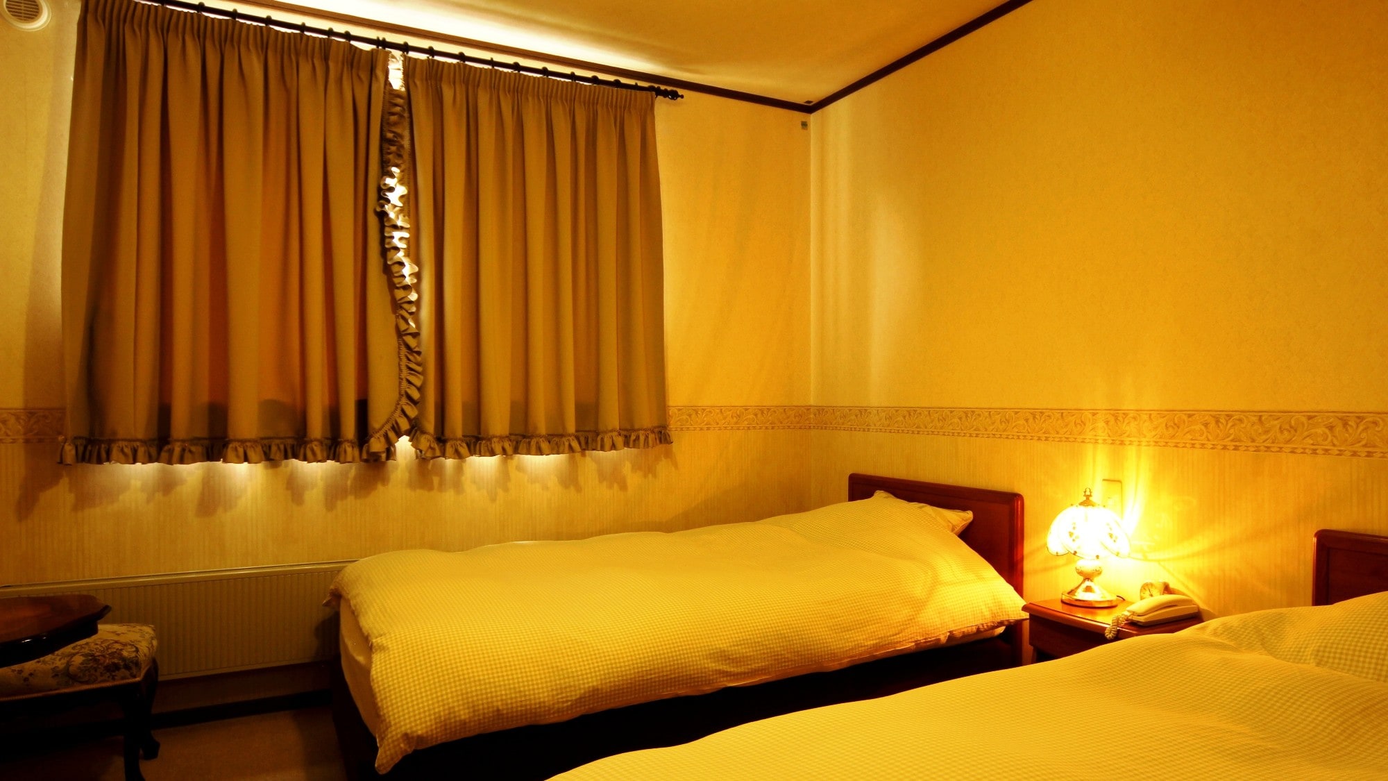* Western-style twin room. Enjoy a relaxing time as the night quietly draws on.