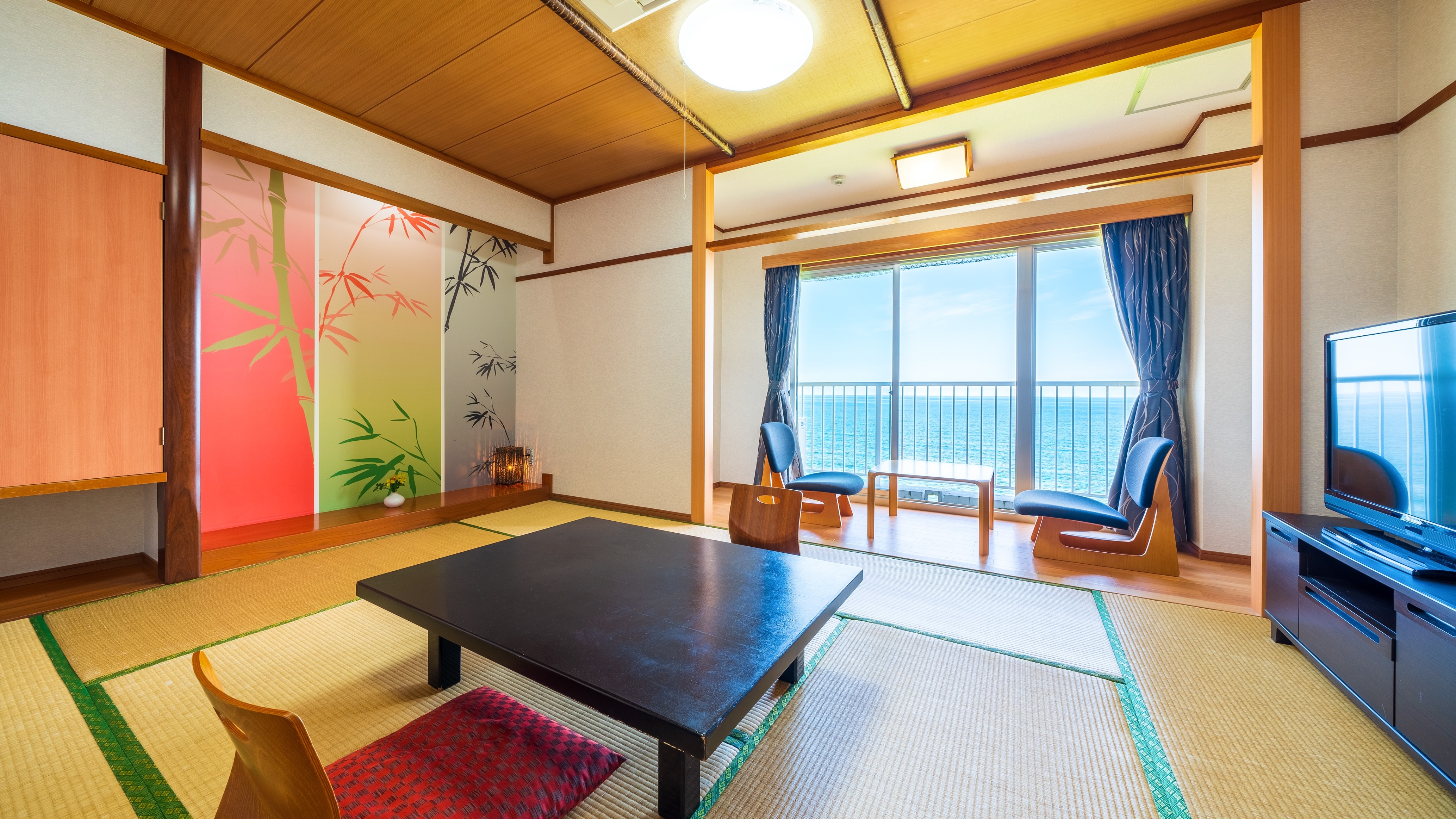 [Japanese-style room on the sea side] Overlooking the entire sea (example)