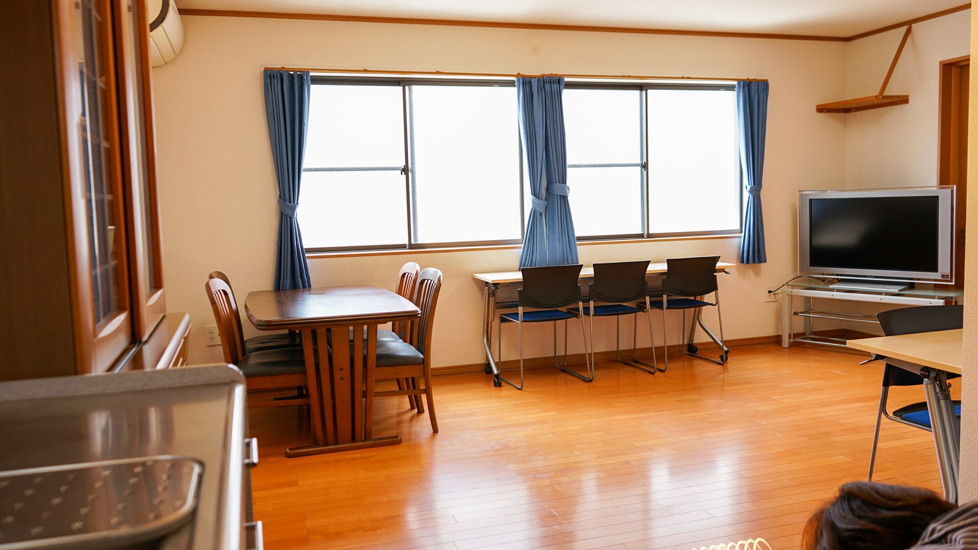 ・[Shared living room] Equipped with a TV and dining table, you can relax and unwind.