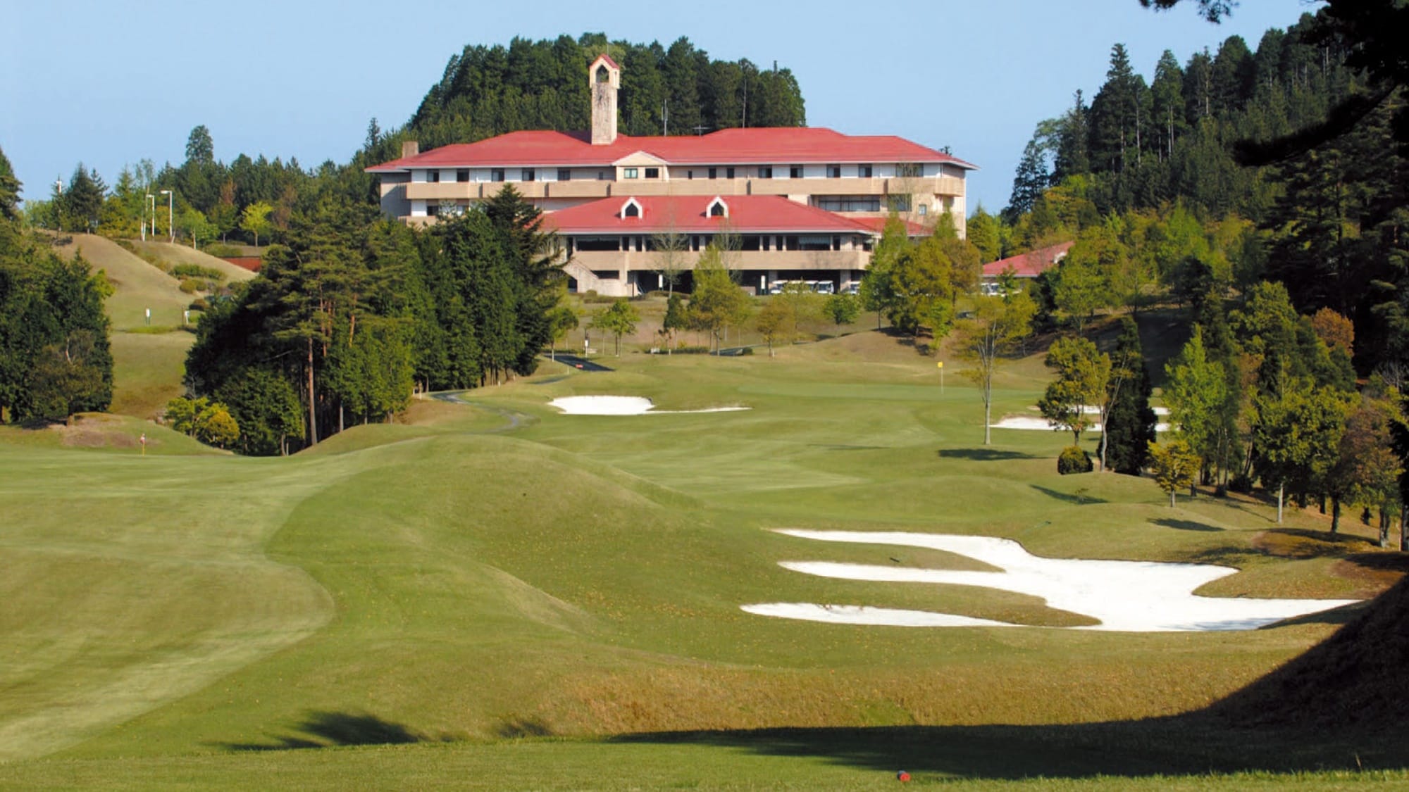 [Exterior] A hotel and clubhouse overlooking the green