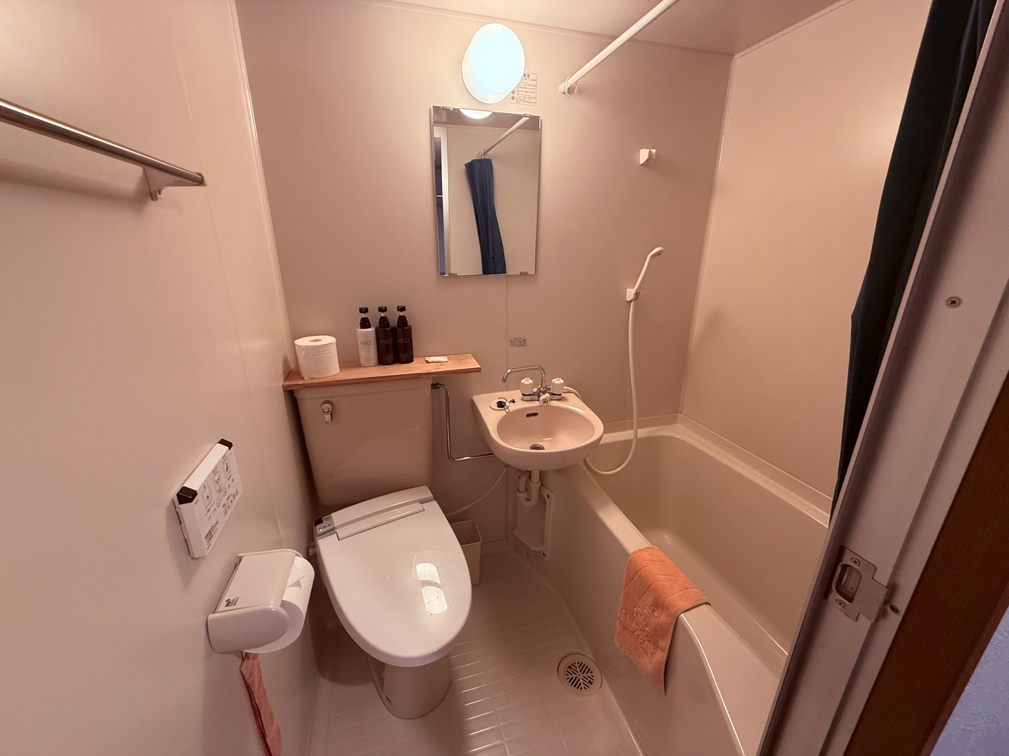 Triple room bathroom and toilet