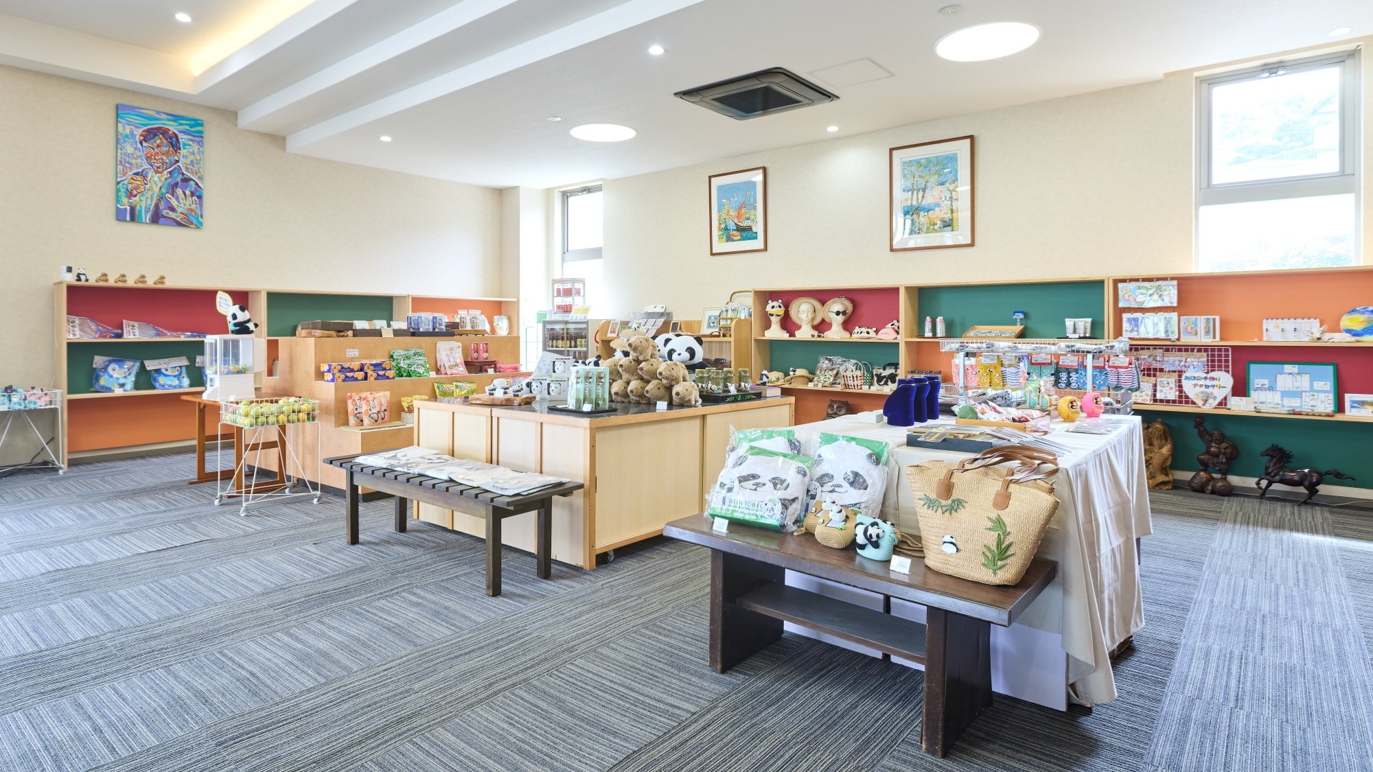 *【禮品店】店內設有禮品店，提供各種紀念品，包括和歌山當地特產及熊貓主題商品。