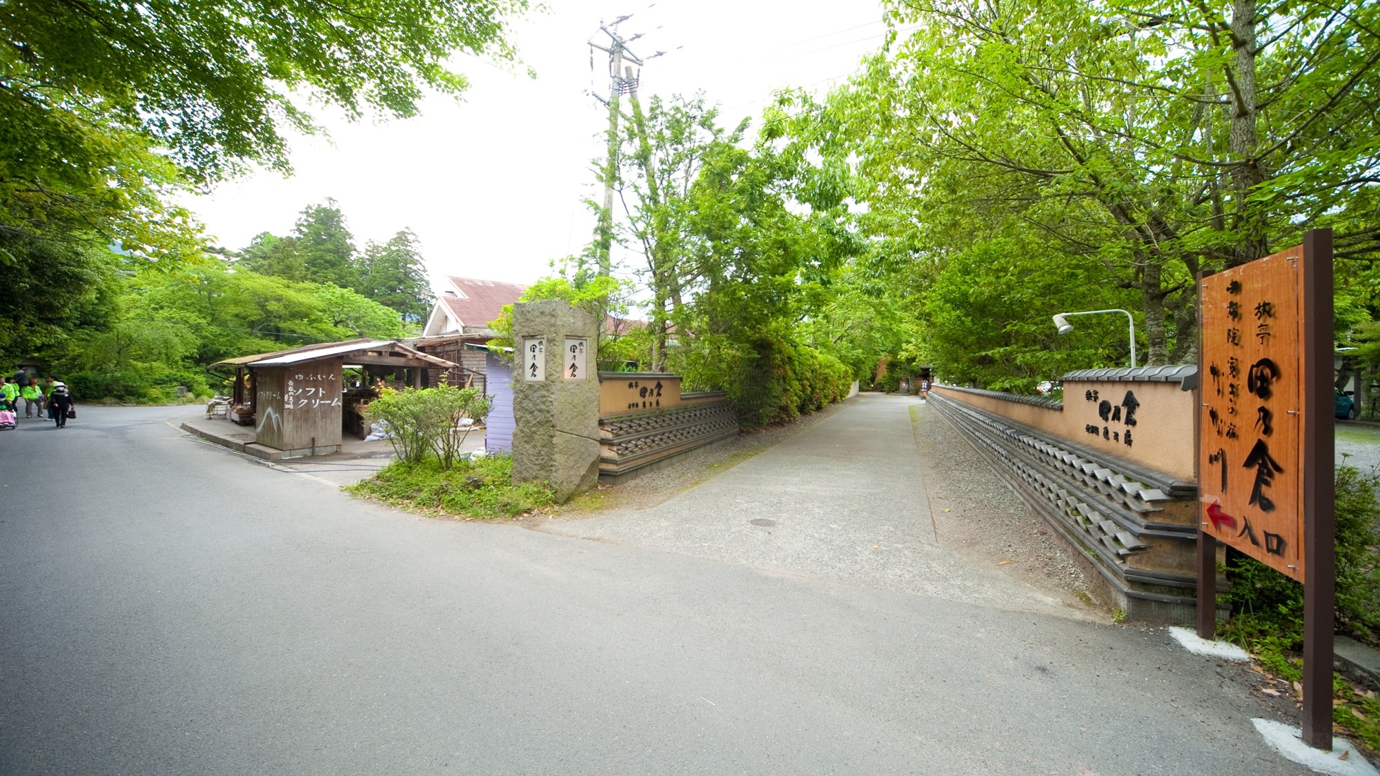 After a stroll around Yufuin, you can retreat to a quiet and peaceful place. Parking is available on the premises.