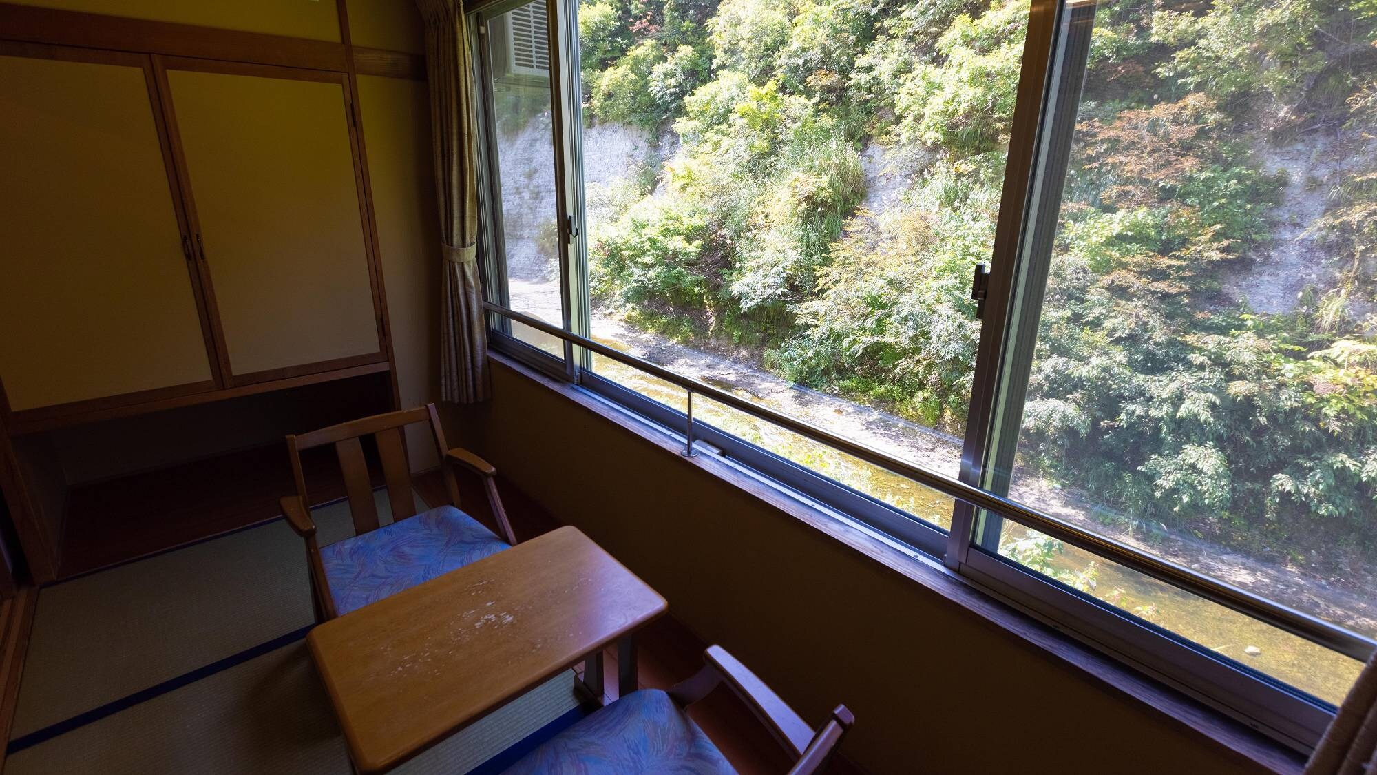 [Example of guest room] South Building guest room & hellip; Room along the mountain stream. The murmuring of the river is pleasant to the ear, and the large windows are like a landscape painting.