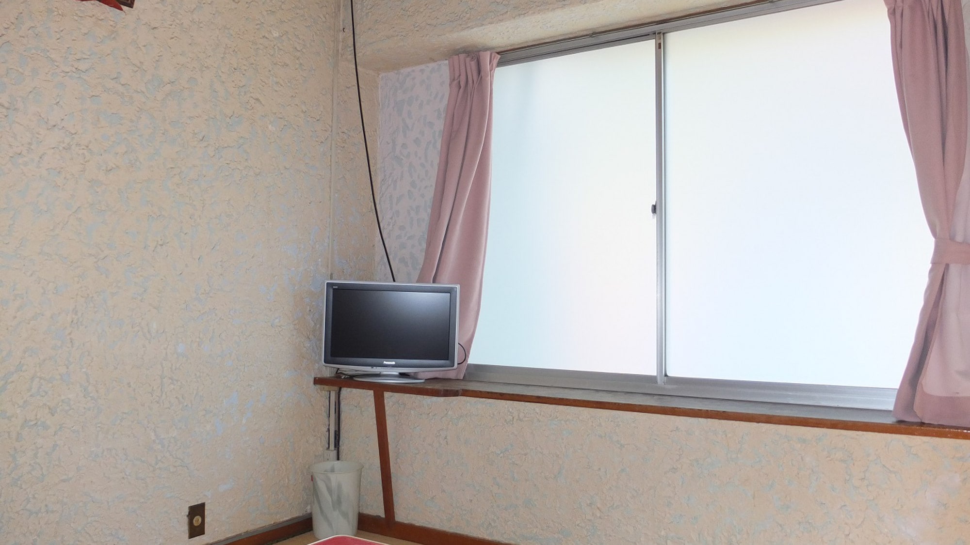 *[Example of a 4.5 tatami Japanese-style room] A simple tatami room.