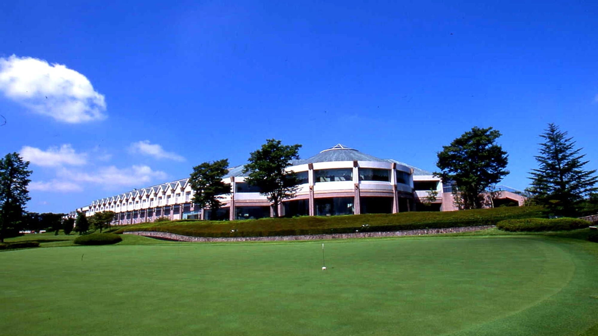 *[Golf clubhouse exterior] An open and spacious space for relaxation and relaxation.
