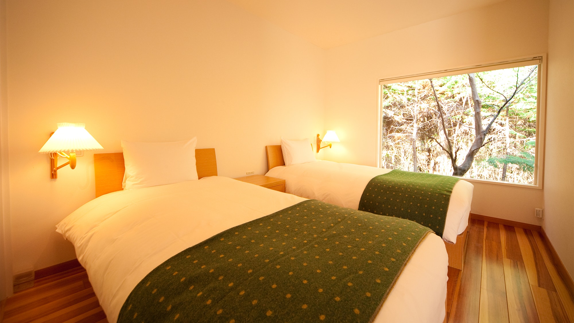Separated from Japanese and Western rooms / Bedroom standing in a quiet forest
