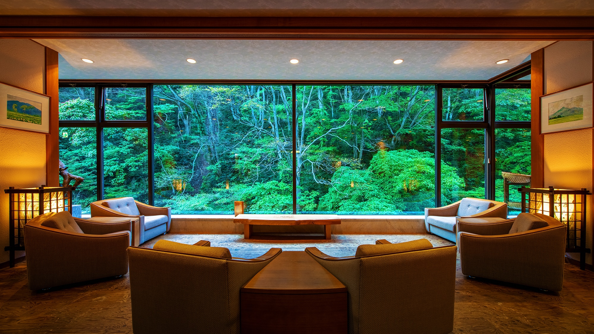 ■ Lobby ■ The view of the valley that spreads out from the large windows in each season is breathtaking.