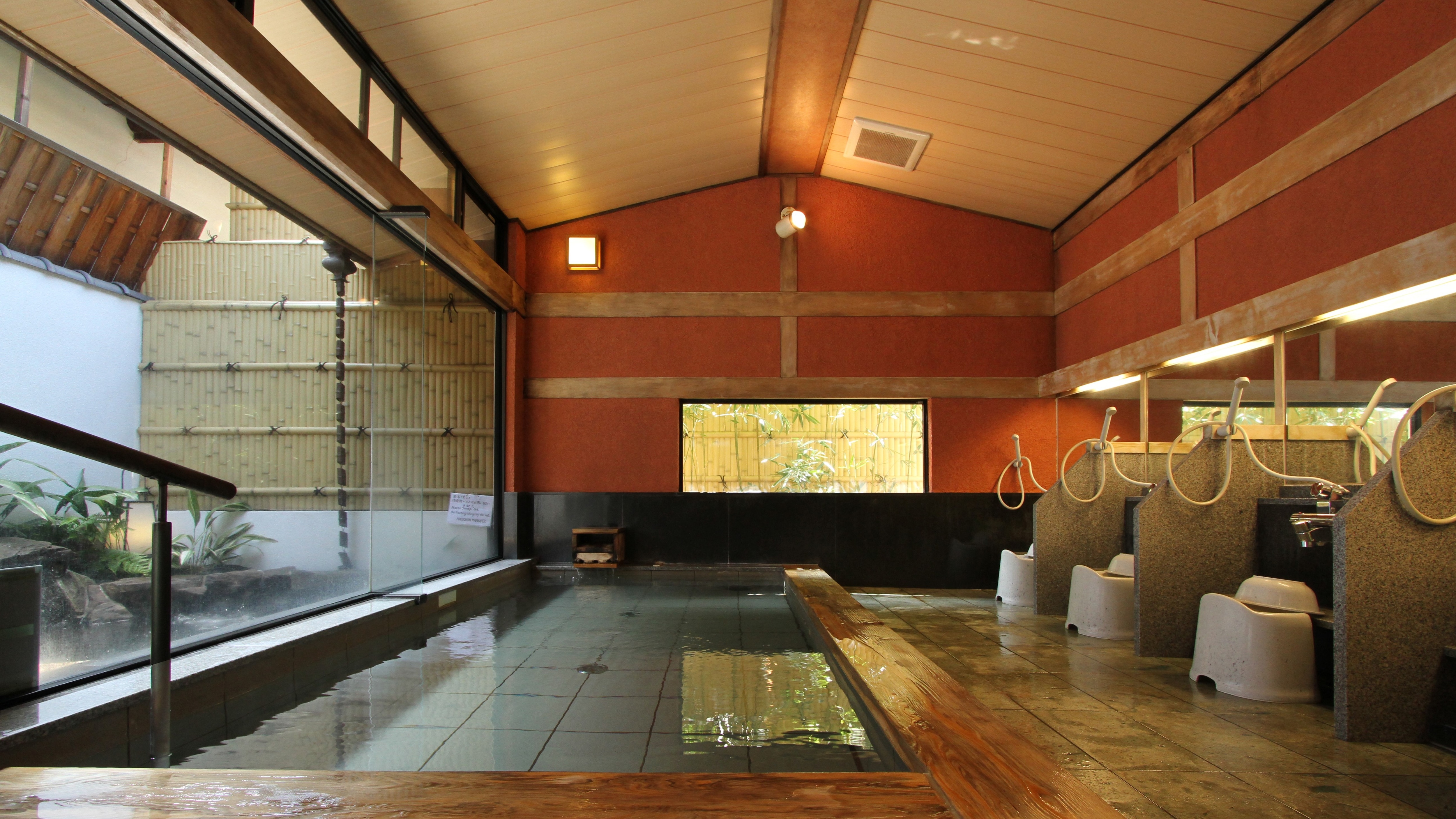 [Tenjo no Yu] The indoor bath is a fragrant bathtub using Maki Takano.
