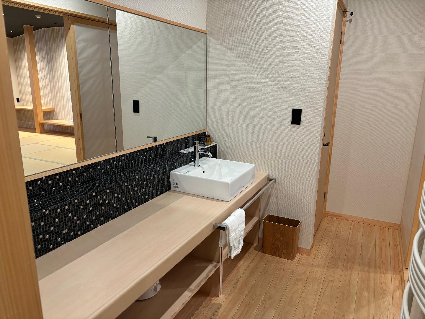 Kasur modern kamar Jepang yang besar