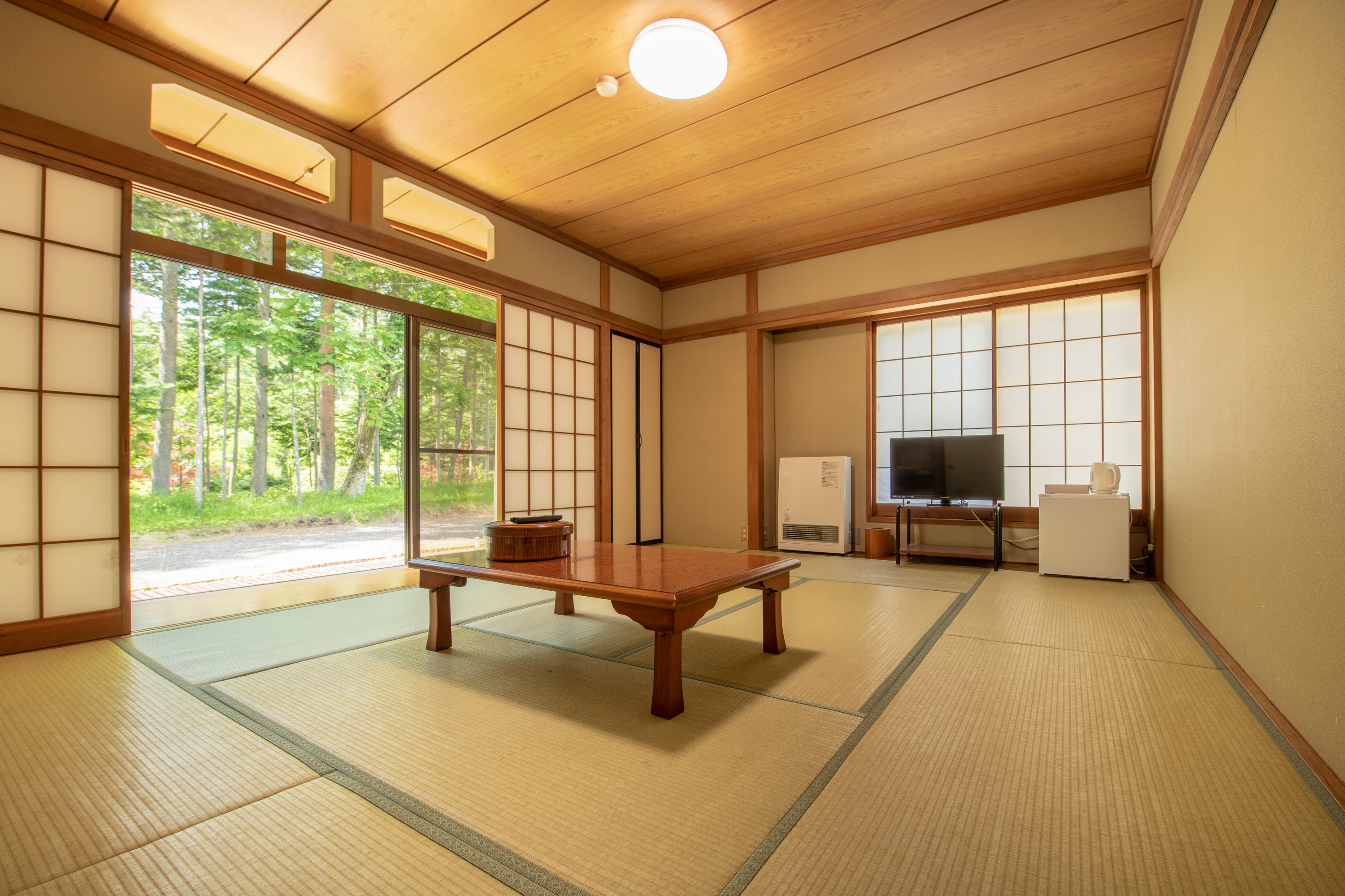 [Non-smoking] Japanese-style room 10 tatami mats 1-5 people (shared bath and toilet)