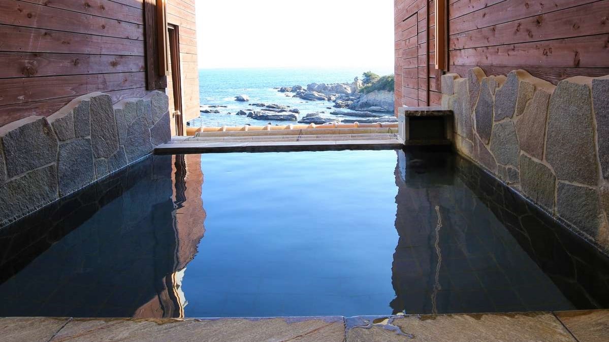 Open-air bath with a view of the sea