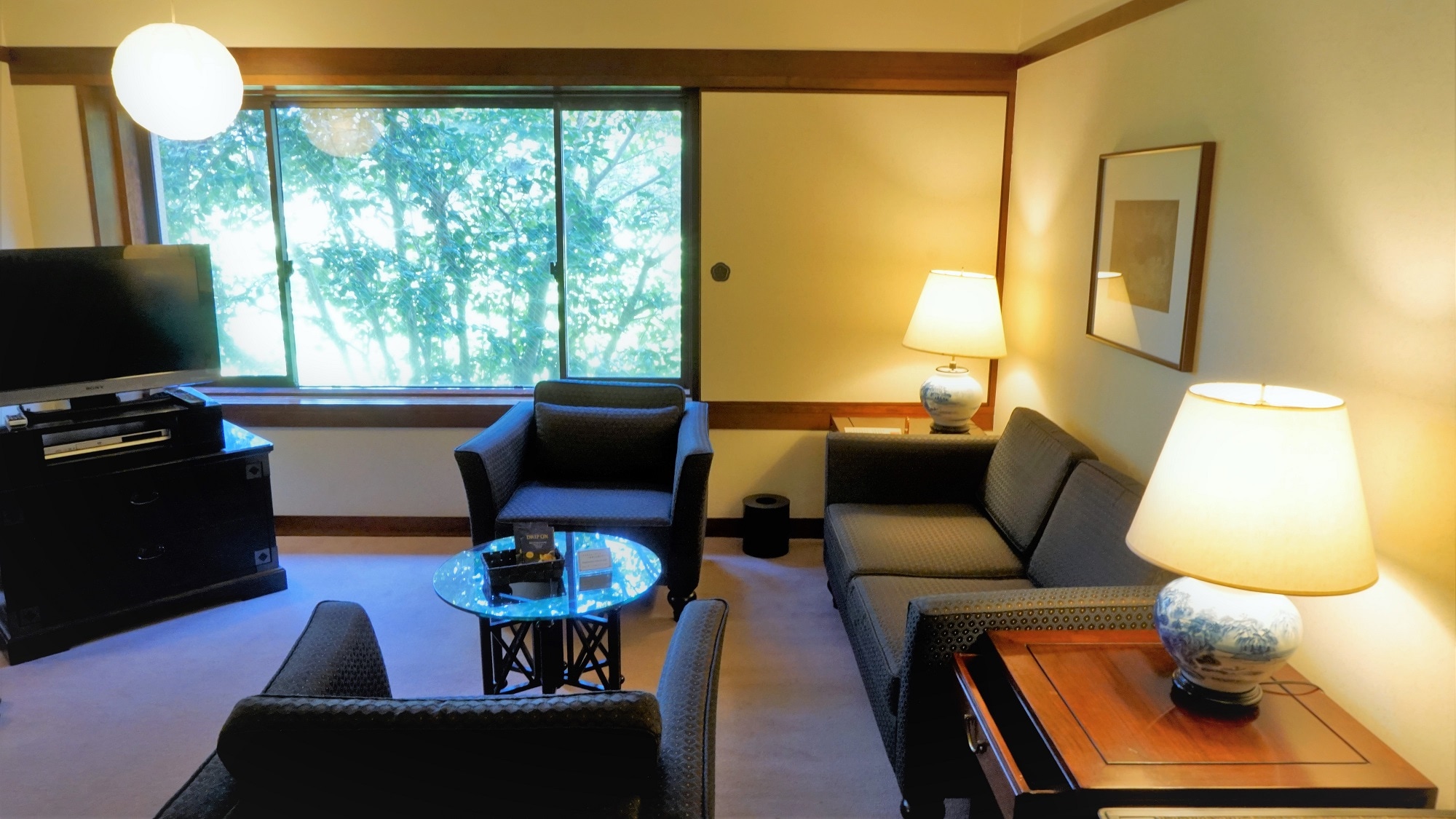 The living room of the Japanese-style suite is laid out with classical furnishings.