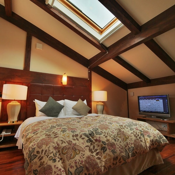 [Guest Room / 101] Bedroom on the second floor *The luxury bed is extremely comfortable.