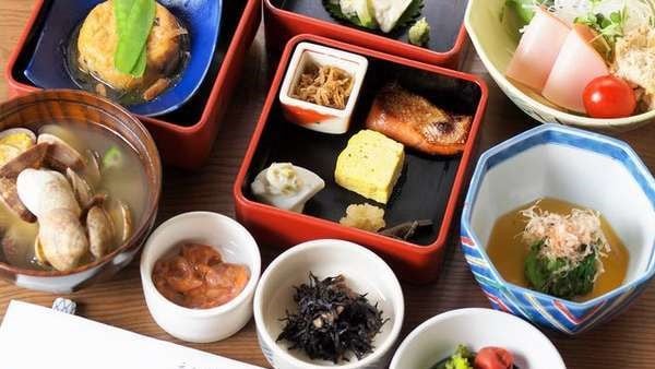 【早餐範例】可以多種方式享用的多層午餐盒套裝。我們還推薦白米飯，它是用水精心製作並以特殊方式烹製的。