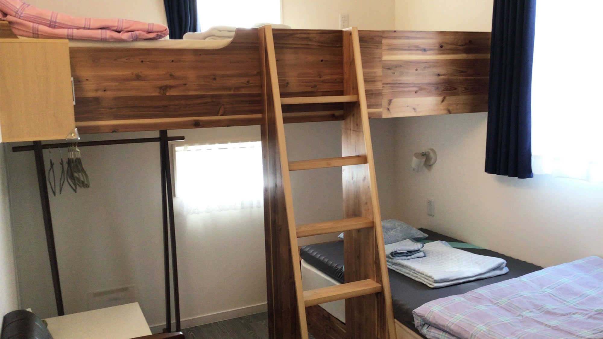 ・ A room with different bunk beds. Up to 3 people can be accommodated with a folding bed