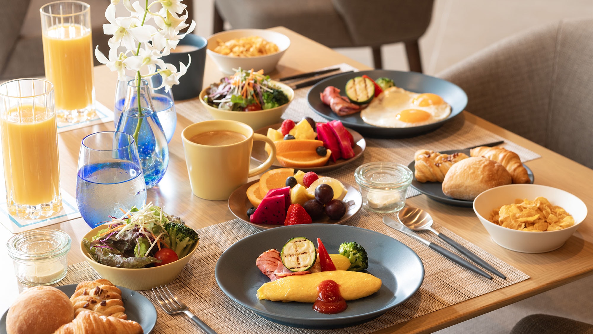 [บุฟเฟ่ต์อาหารเช้า] เพลิดเพลินกับอาหารนานาชาติหลากหลายชนิด ไม่ว่าจะเป็นอาหารโอกินาว่า ญี่ปุ่น และอาหารตะวันตก ※ภาพ