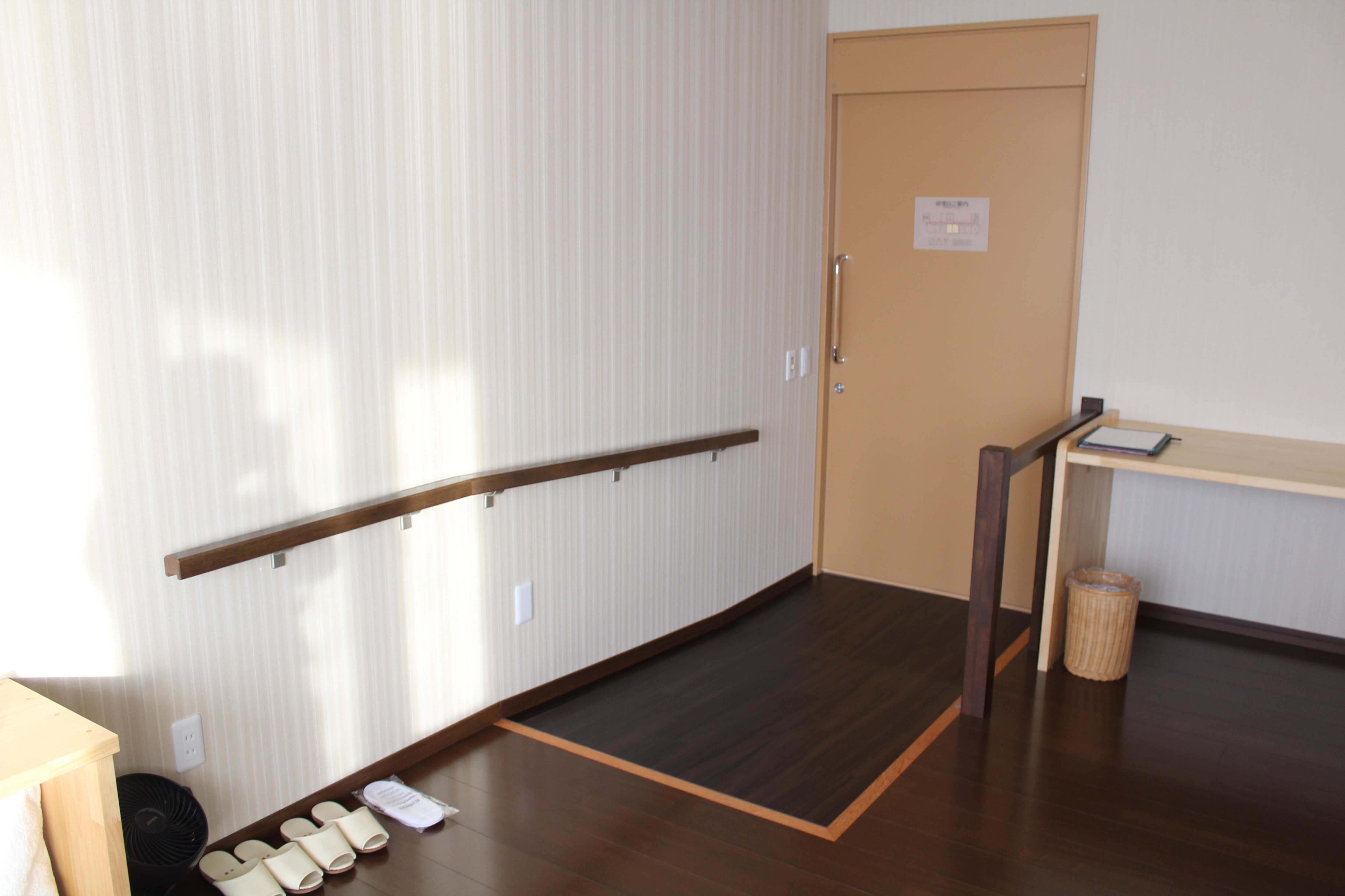 Western-style twin room with unit bath, slope