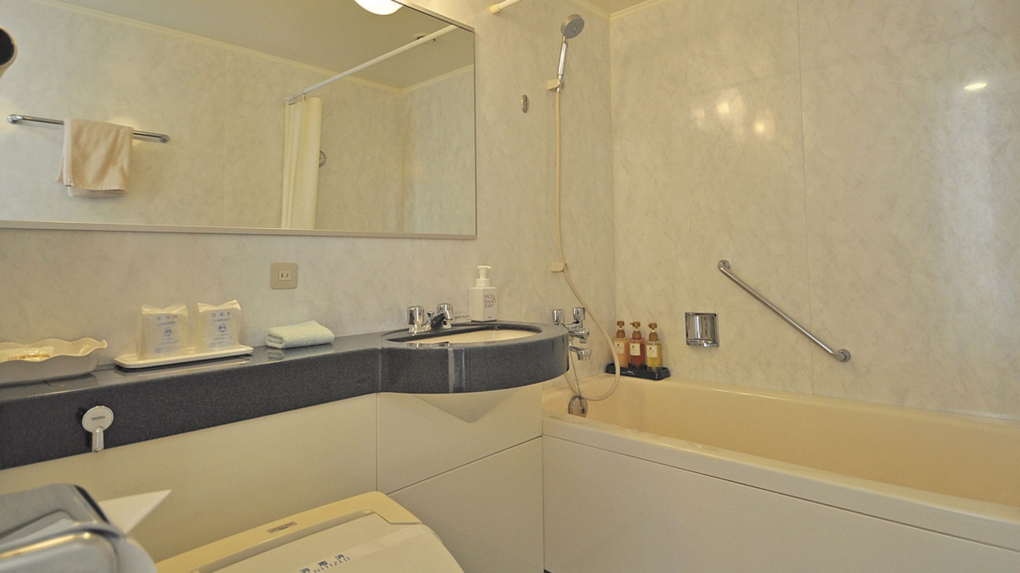 [Kamar twin bergaya Barat] Kamar mandi unit yang luas dan bersih.