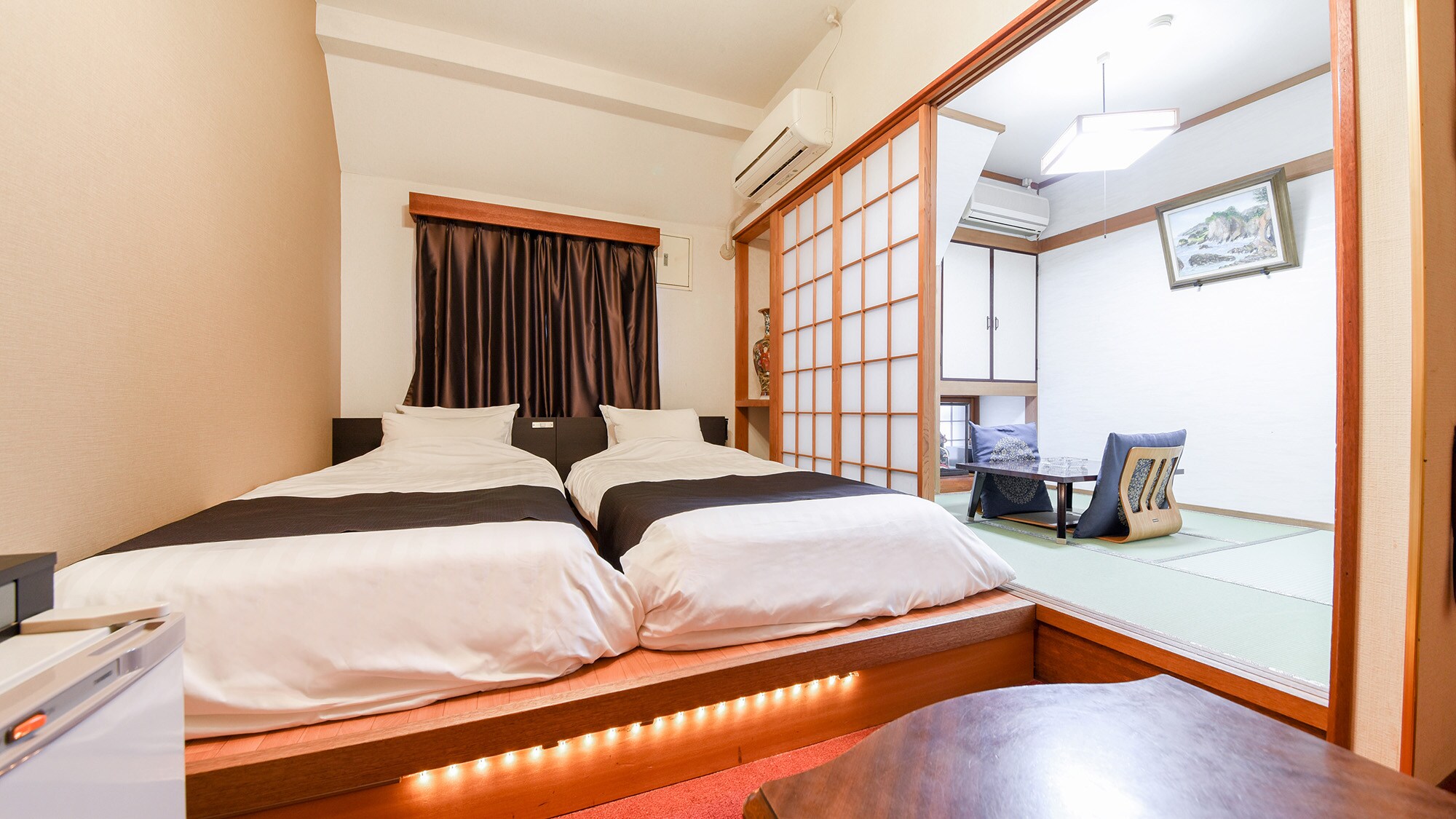 *＜Japanese-Western Room＞A room where you can experience the best of both Japanese and Western styles. Enjoy a relaxing time in a tatami room.