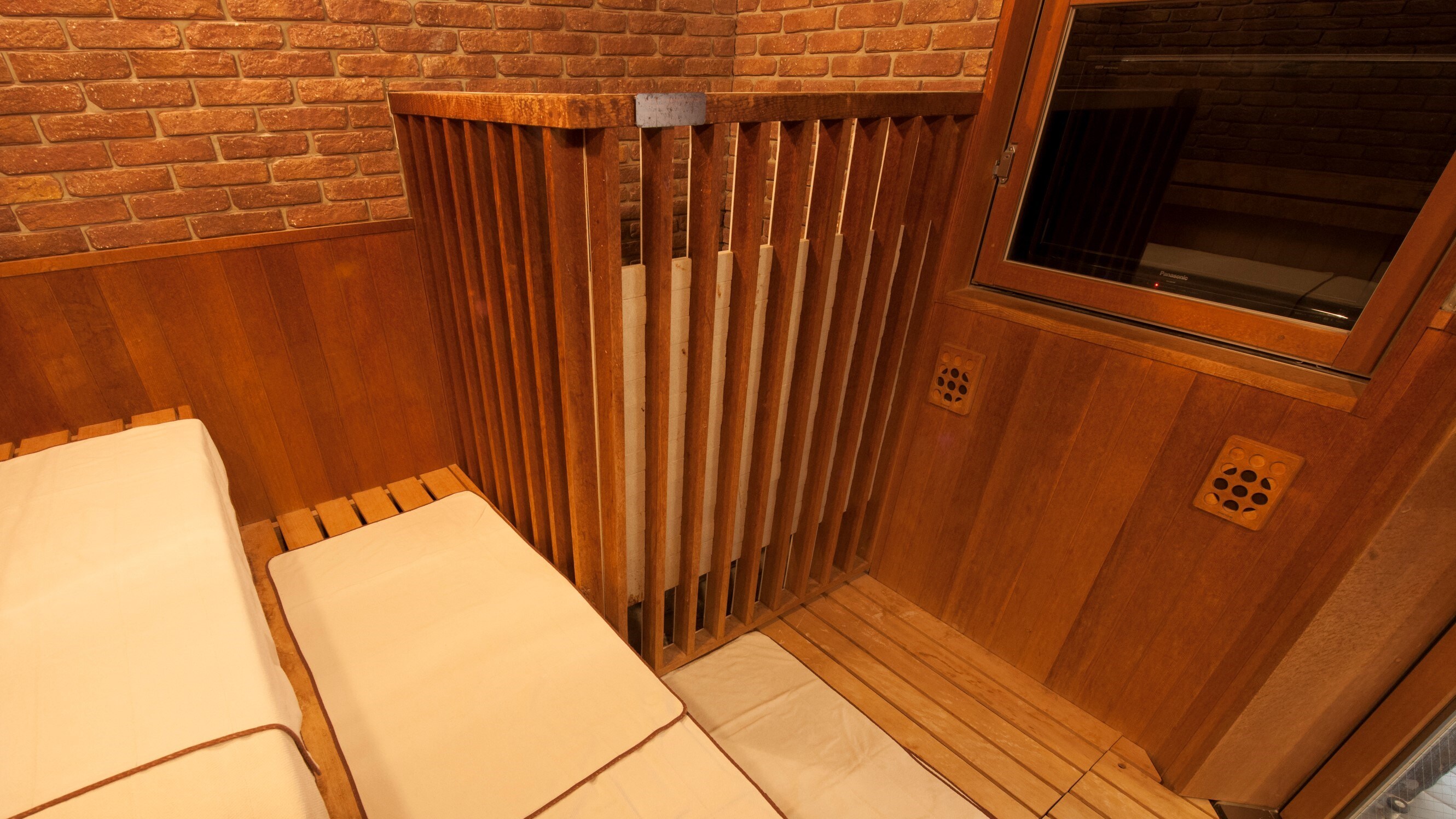 ◆ Large communal bath sauna [TV available] (room temperature 95 degrees / capacity 3 people)