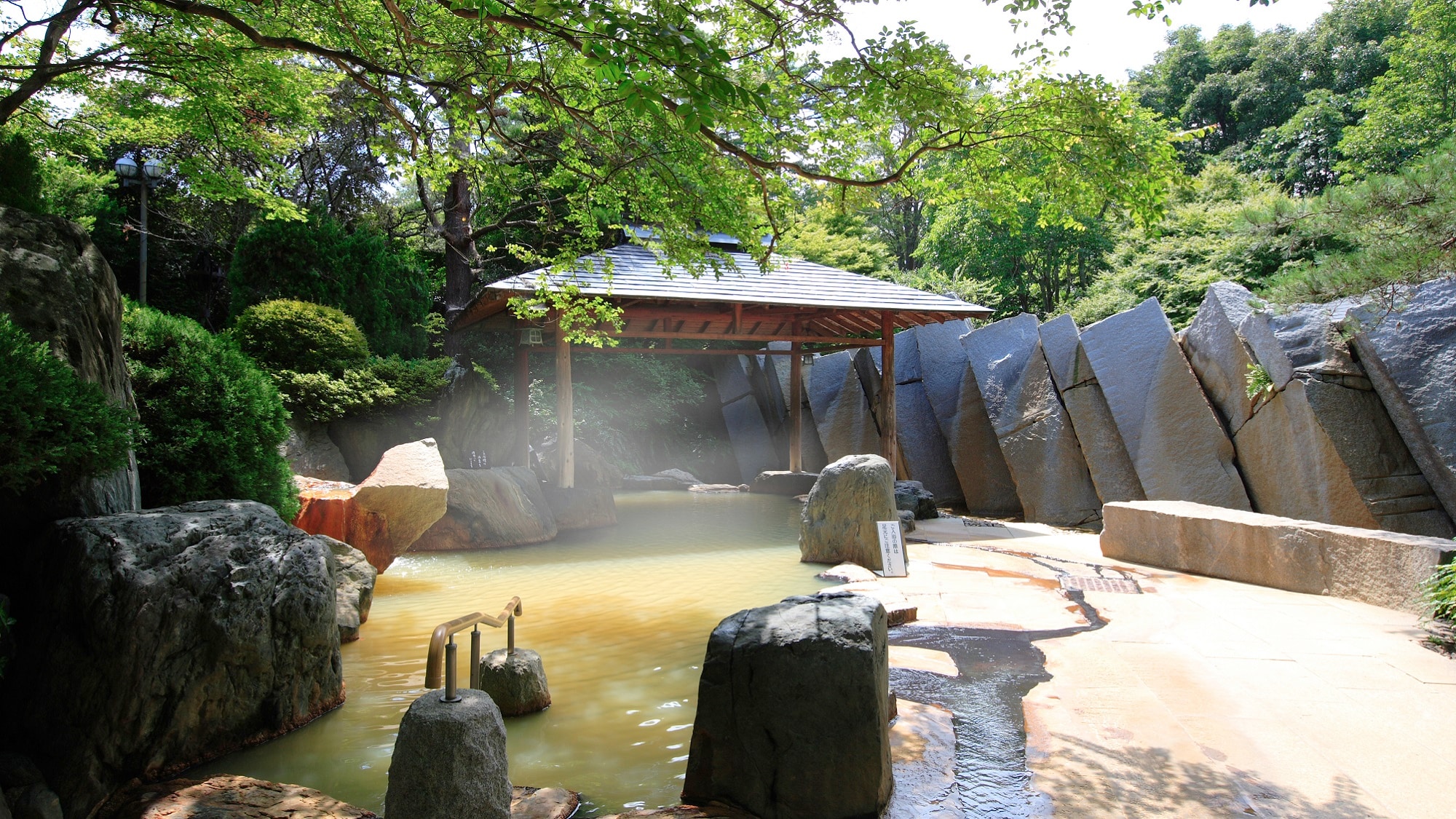 Enjoy the difference in atmosphere between daytime and nighttime in the open-air bath "Kagari no Yu"