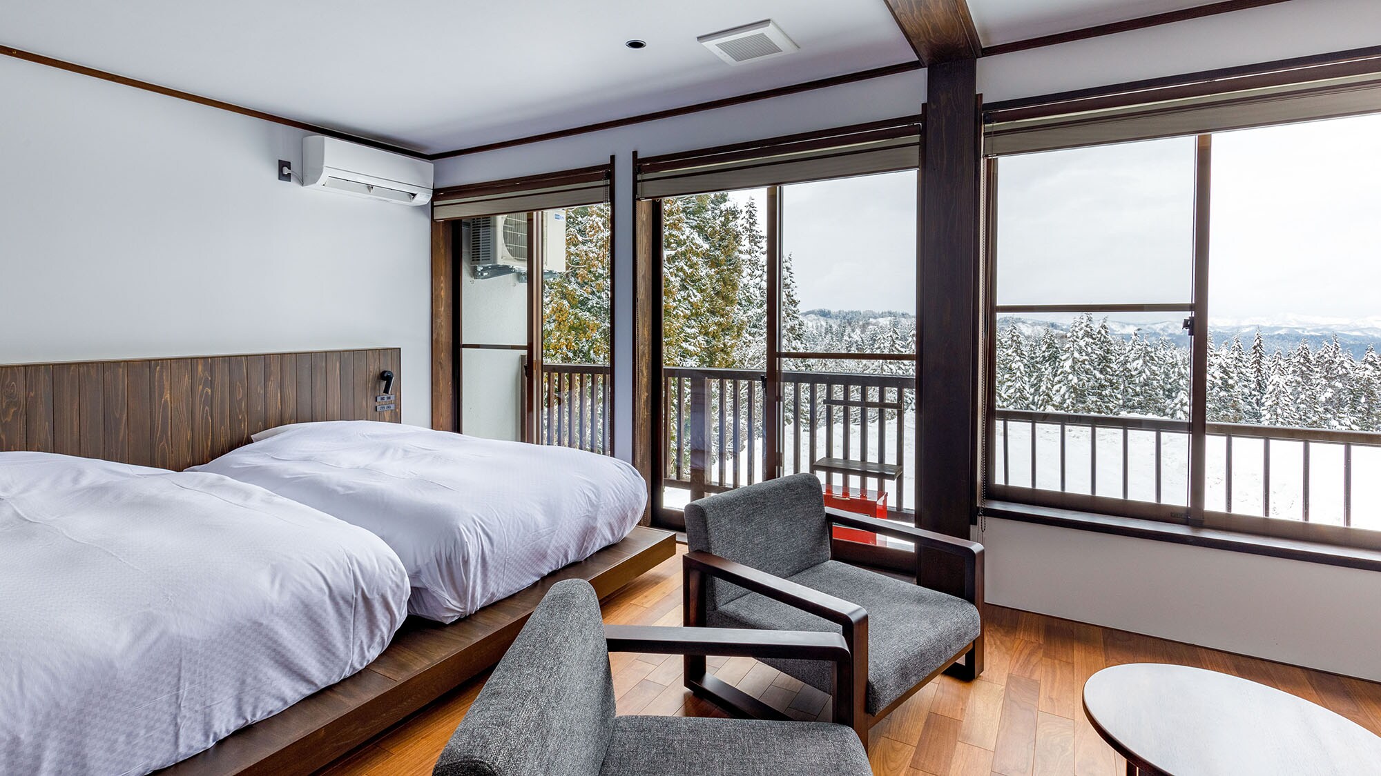 ・Executive Twin Room: Outside the window you can see the forest and enjoy the seasonal changes of the distant mountains.