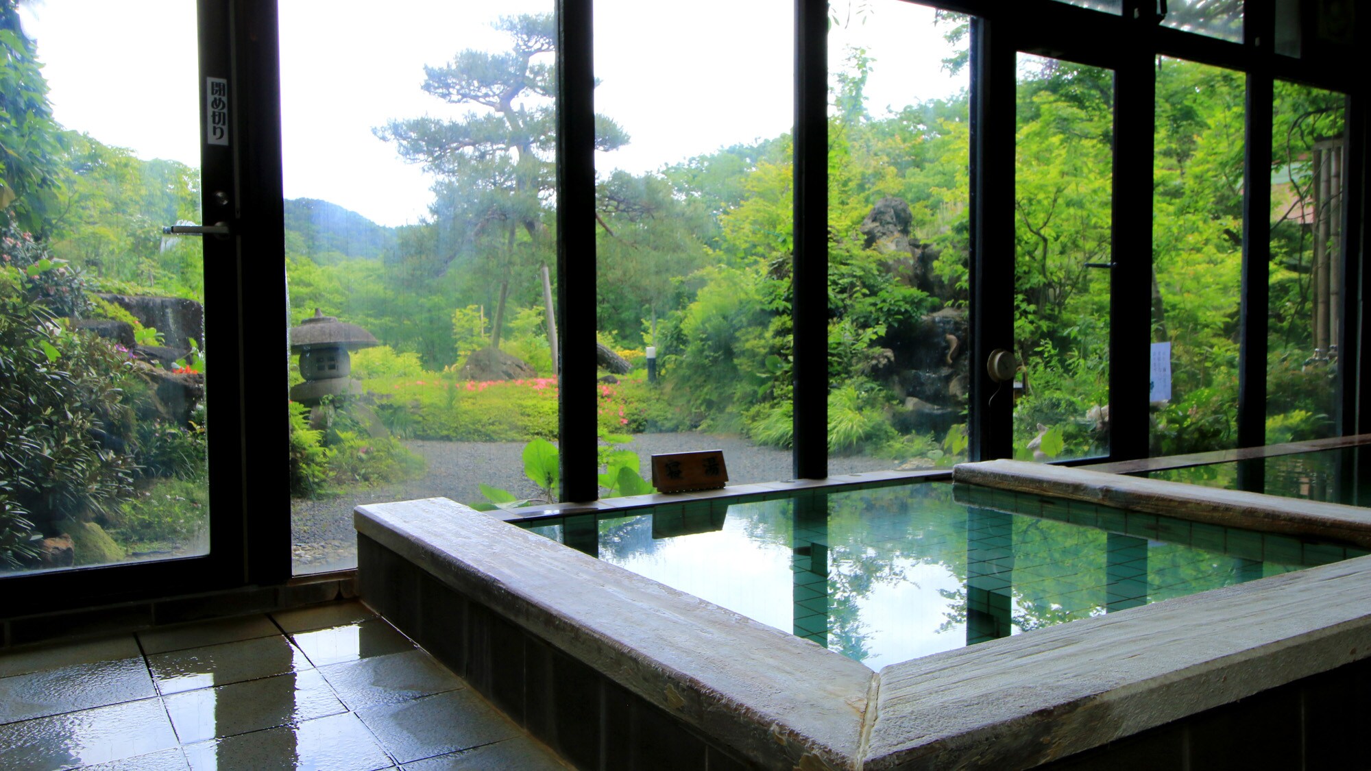 # [Fukuju no Yu] The "lying bath" warms you to the core while enjoying the seasonal scenery...