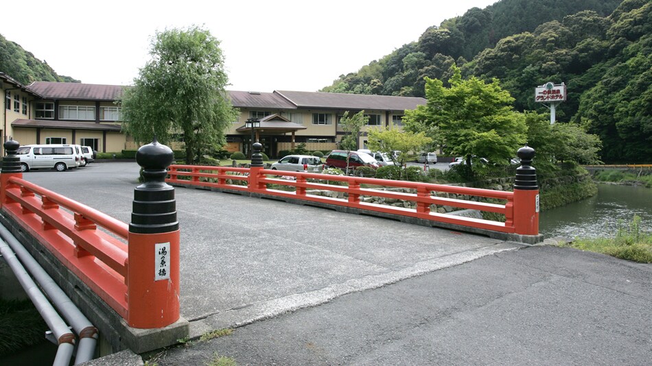 "Yunohara Bridge" in front of the hotel. In June, you can enjoy the flurry of dancing fireflies from the bridge.